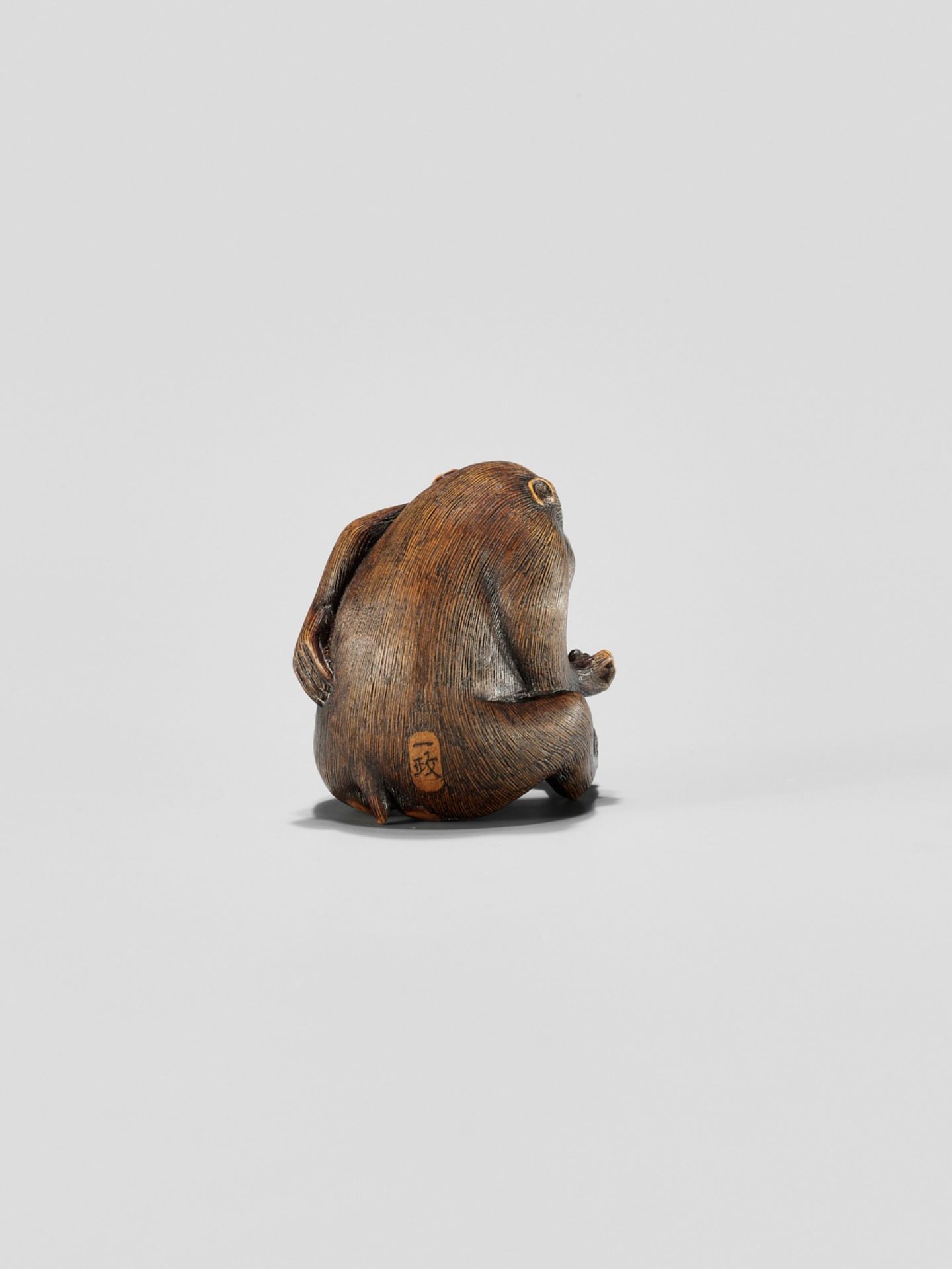 KAZUMASA: A WOOD NETSUKE OF A MONKEY PICKING FLEAS - Image 5 of 11