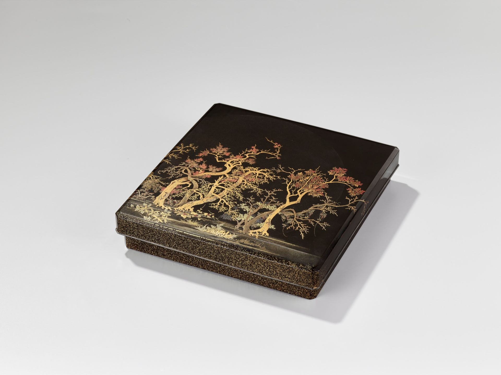 A SUPERB LACQUER SUZURIBAKO (WRITING BOX) DEPICTING A MOONLIT FOREST - Image 7 of 15