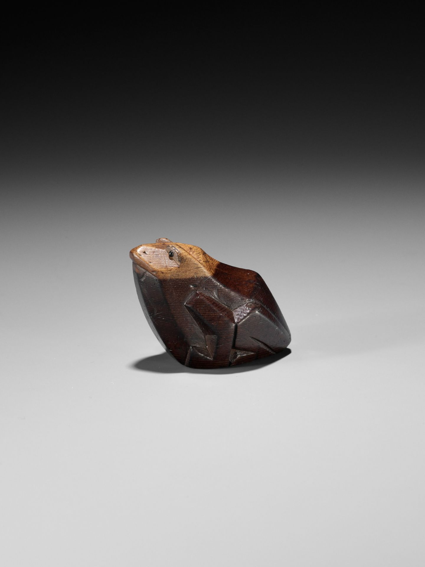 SUKENAGA: A RARE ITTOBORI YEW WOOD NETSUKE OF A CROUCHING FROG - Image 4 of 15