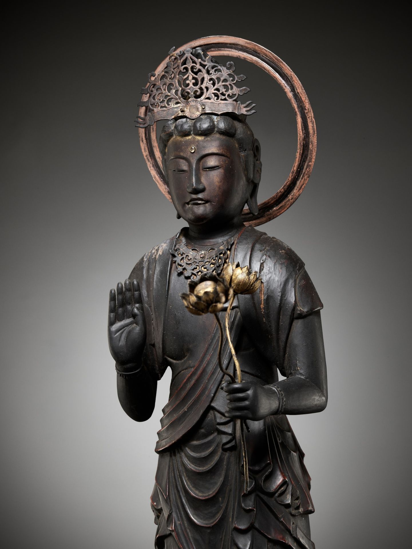 A GILT AND LACQUERED WOOD FIGURE OF KANNON BOSATSU HOLDING LOTUS BLOSSOMS - Image 10 of 18