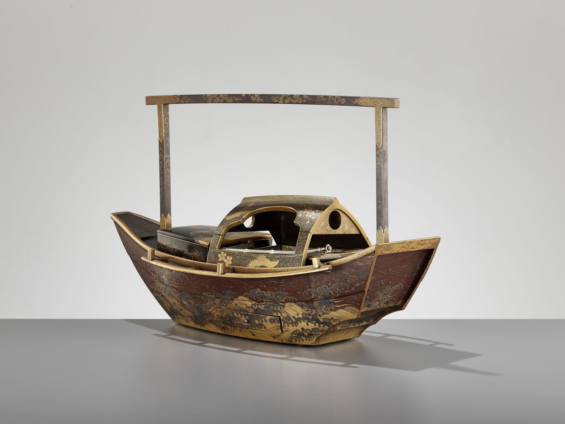 A RARE LACQUER SMOKING SET (TABAKO BON) IN THE FORM OF A BOAT - Image 9 of 18
