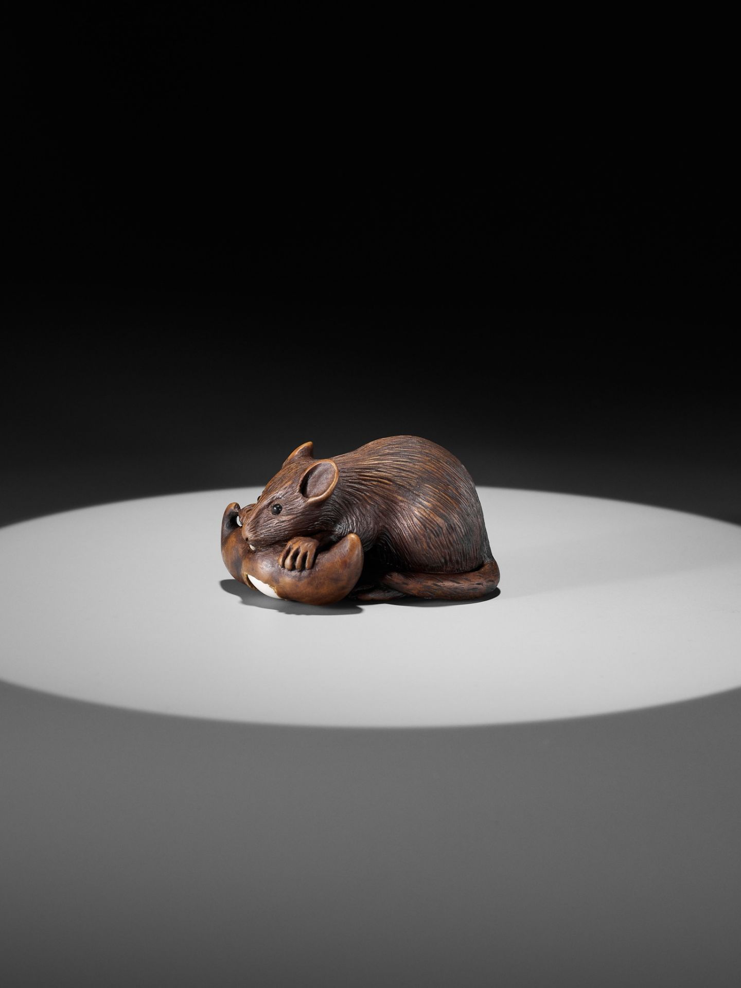 ALEXANDER DERKACHENKO: A WOOD NETSUKE OF A RAT WITH A BEAN-POD - Image 3 of 11