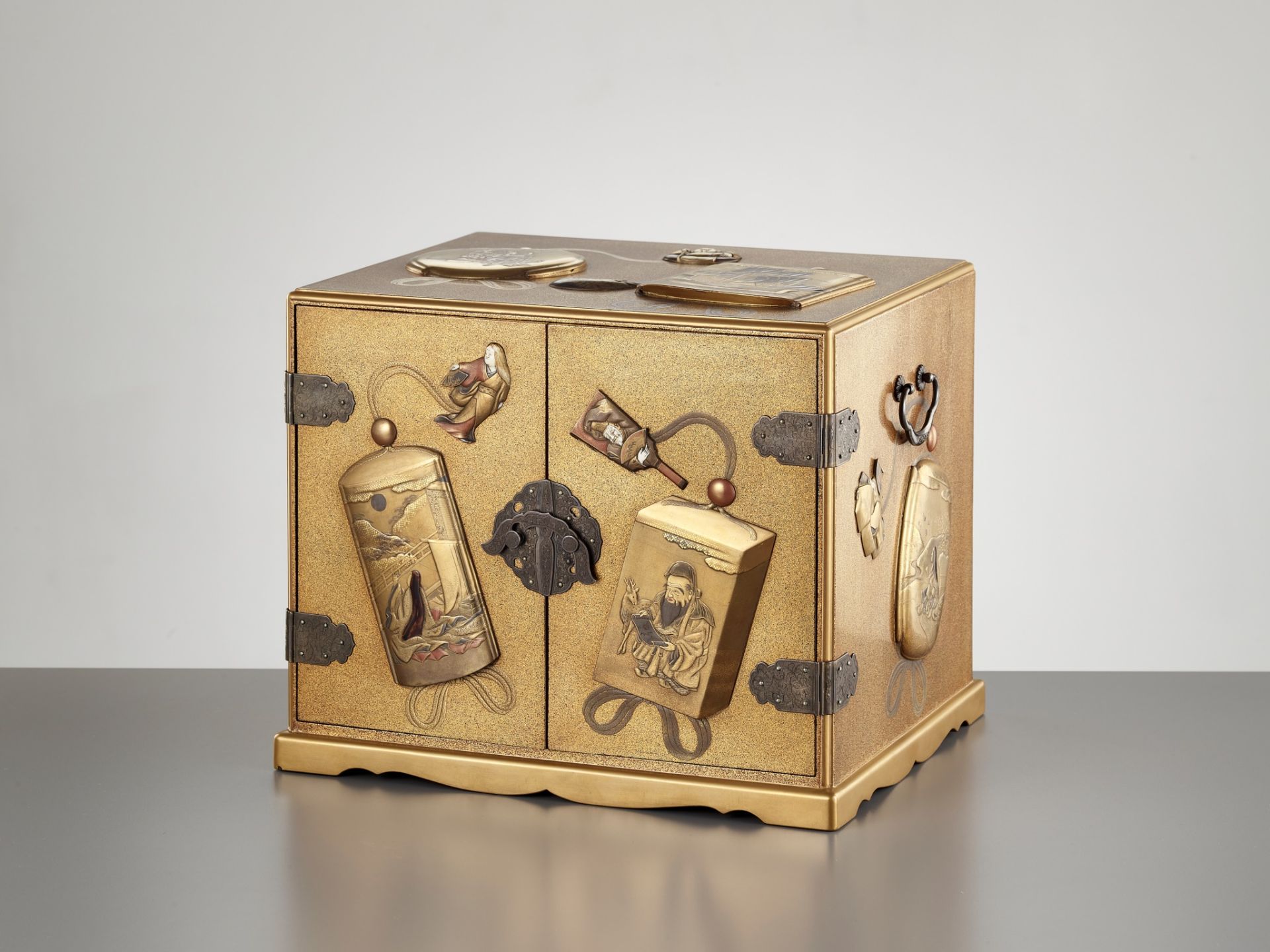 A SUPERB GOLD LACQUER INRO-DANSU (STORAGE CABINET FOR INROS) - Image 10 of 17