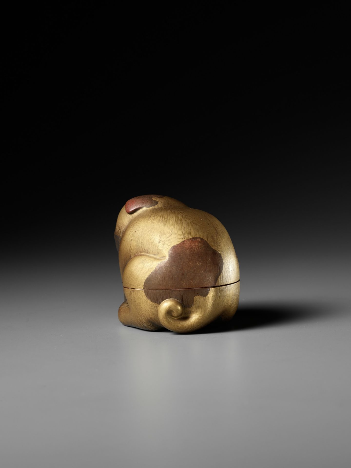 A LACQUER KOGO (INCENSE BOX) AND COVER IN THE FORM OF A PUPPY - Image 5 of 10