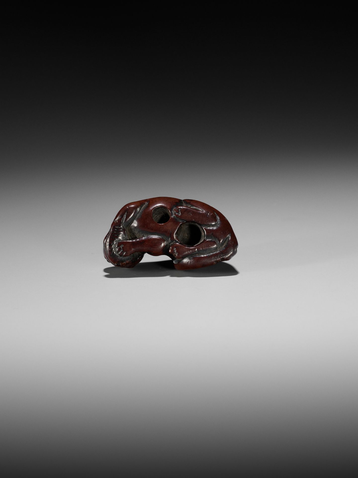 AN EARLY WOOD NETSUKE OF A CAT DEVOURING A FISH - Image 8 of 8