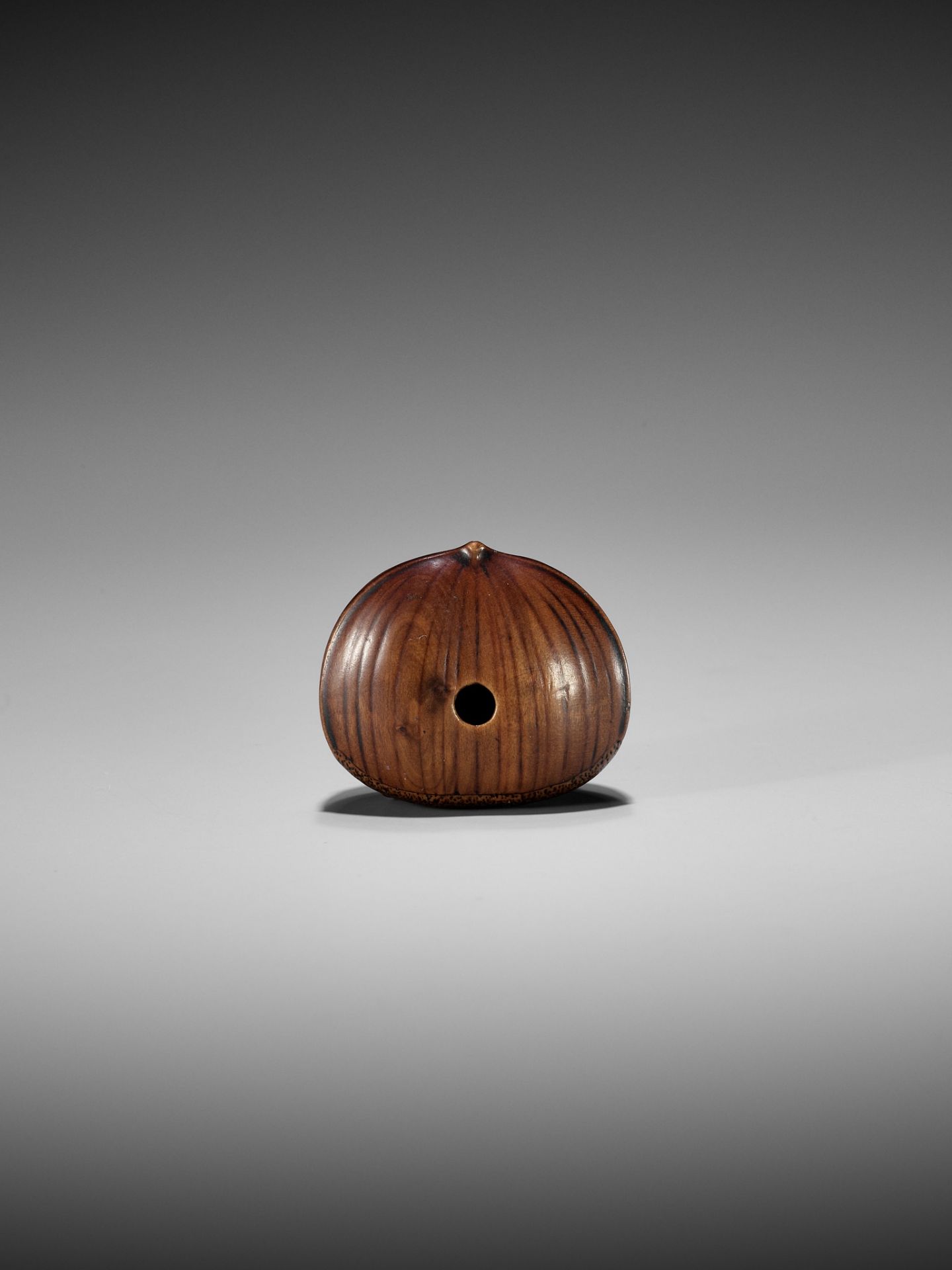 AN EARLY AUTUMNAL WOOD NETSUKE OF A CHESTNUT WITH CHRYSANTHEMUM - Image 4 of 7