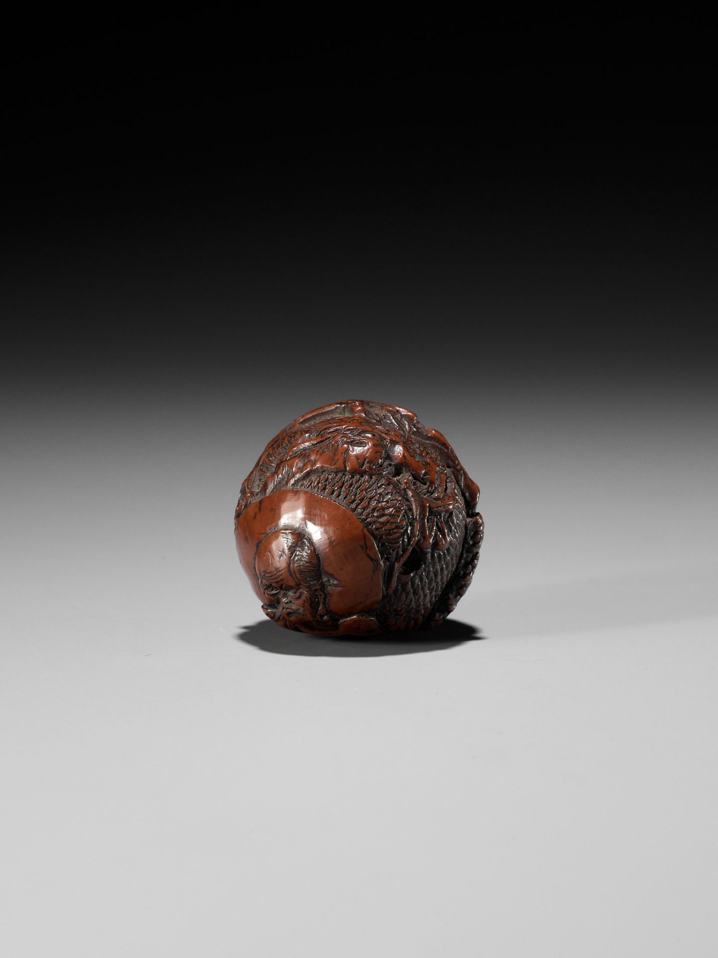 A KURUMI (WALNUT) NETSUKE OF RAKAN HANDAKA SONJA - Image 11 of 13