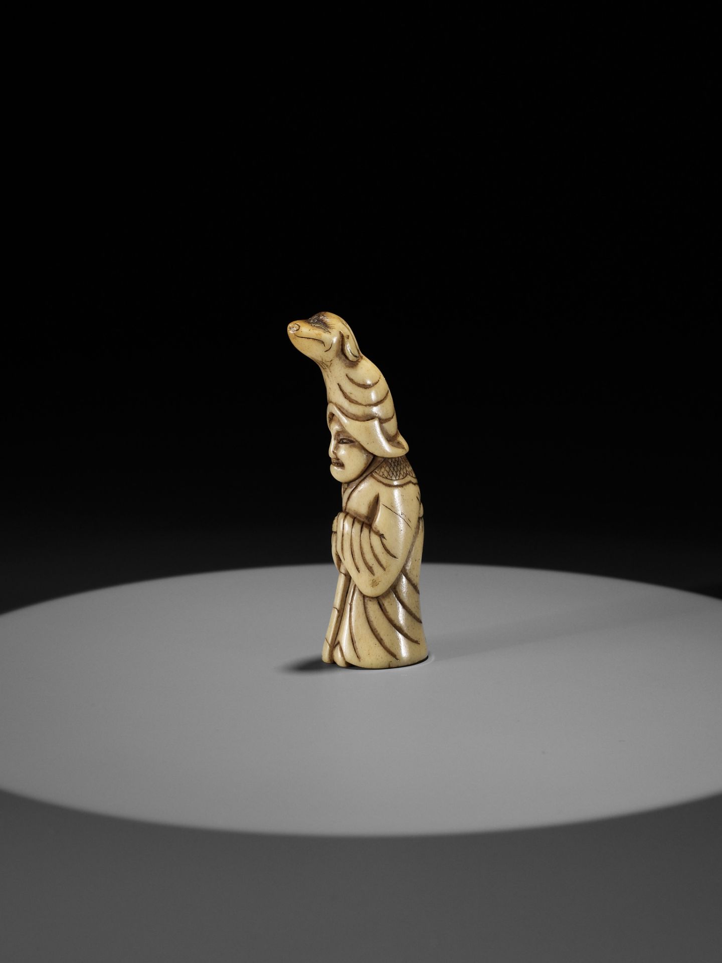 A RARE STAG ANTLER NETSUKE OF A PUPPETEER WITH A DOG PUPPET ON HIS HEAD - Image 2 of 9