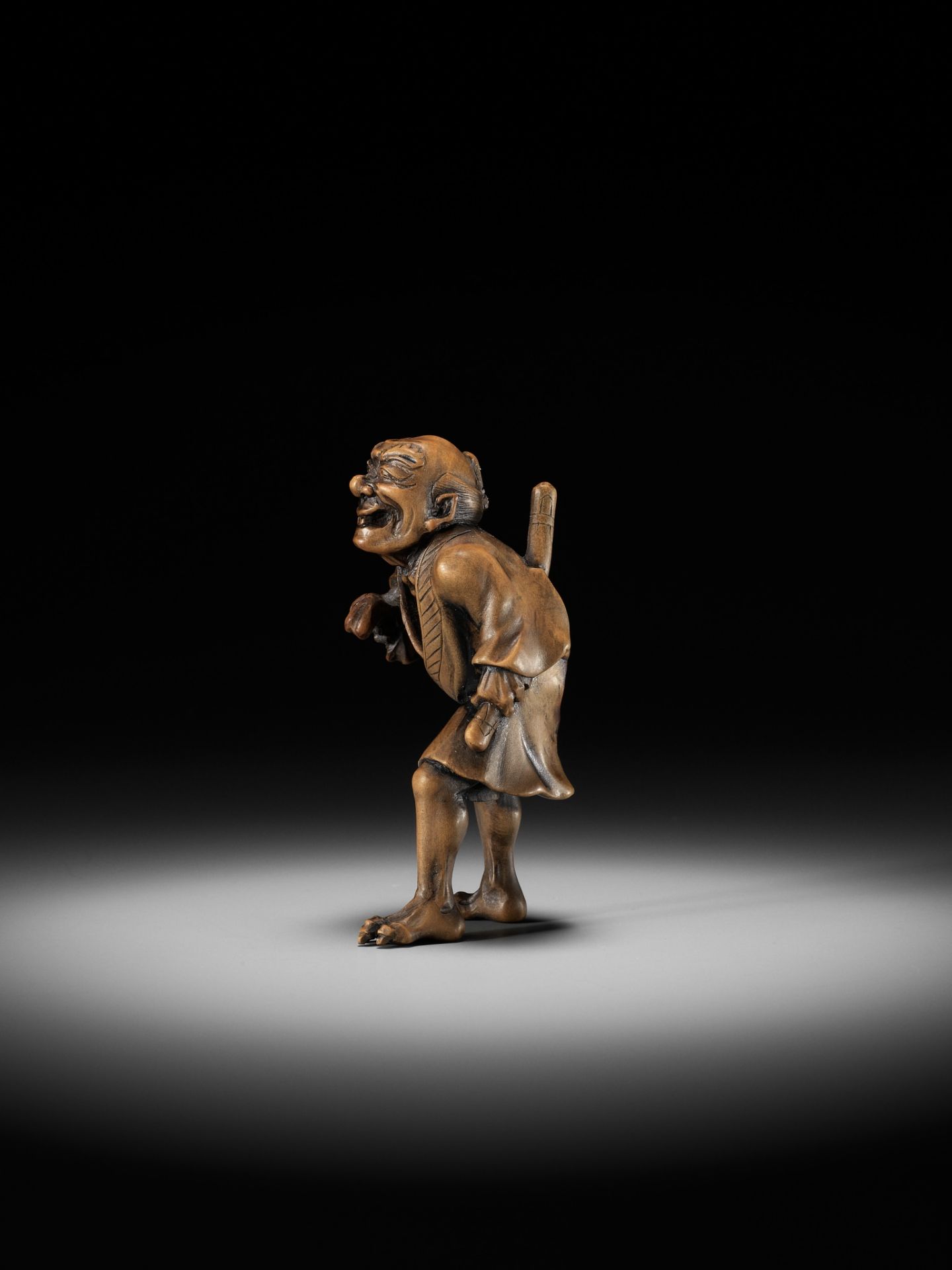 A HIGHLY UNUSUAL WOOD NETSUKE OF A SHAPESHIFTER - Image 3 of 10