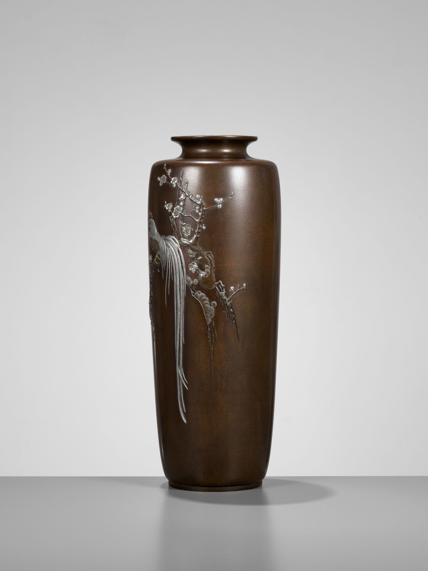 KOITSU: A FINE AND LARGE NOGAWA COMPANY INLAID BRONZE VASE WITH A ROOSTER AND CHERRY BLOSSOMS - Image 4 of 11