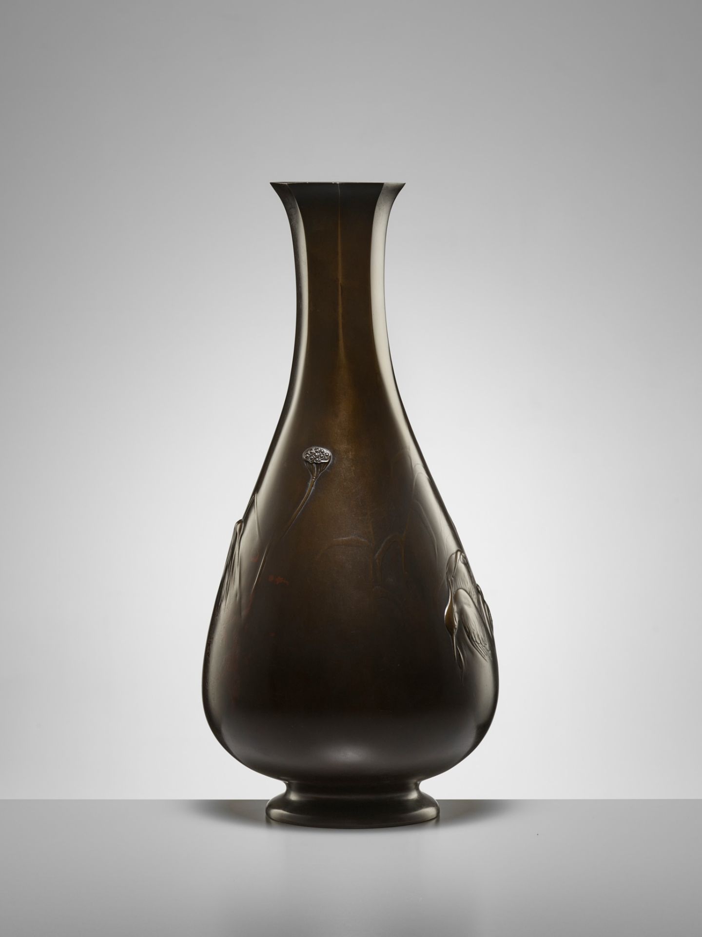 HIDEMITSU: A SUPERB AND LARGE BRONZE VASE DEPICTING HERONS AND LOTUS - Image 5 of 10