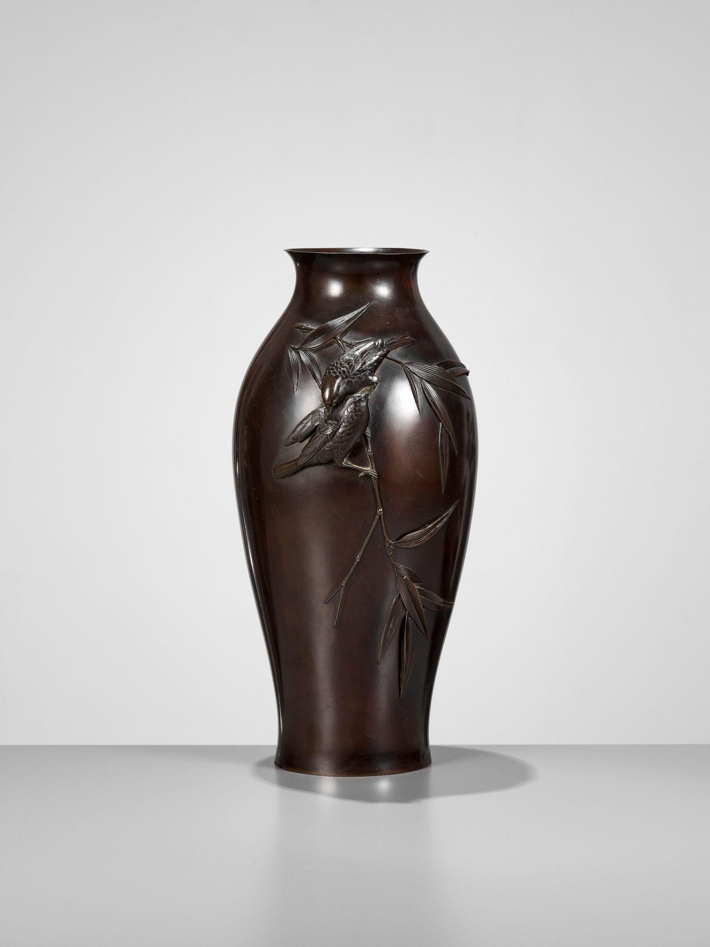 A FINE BRONZE VASE DEPICTING SPARROWS AND BAMBOO - Image 3 of 10