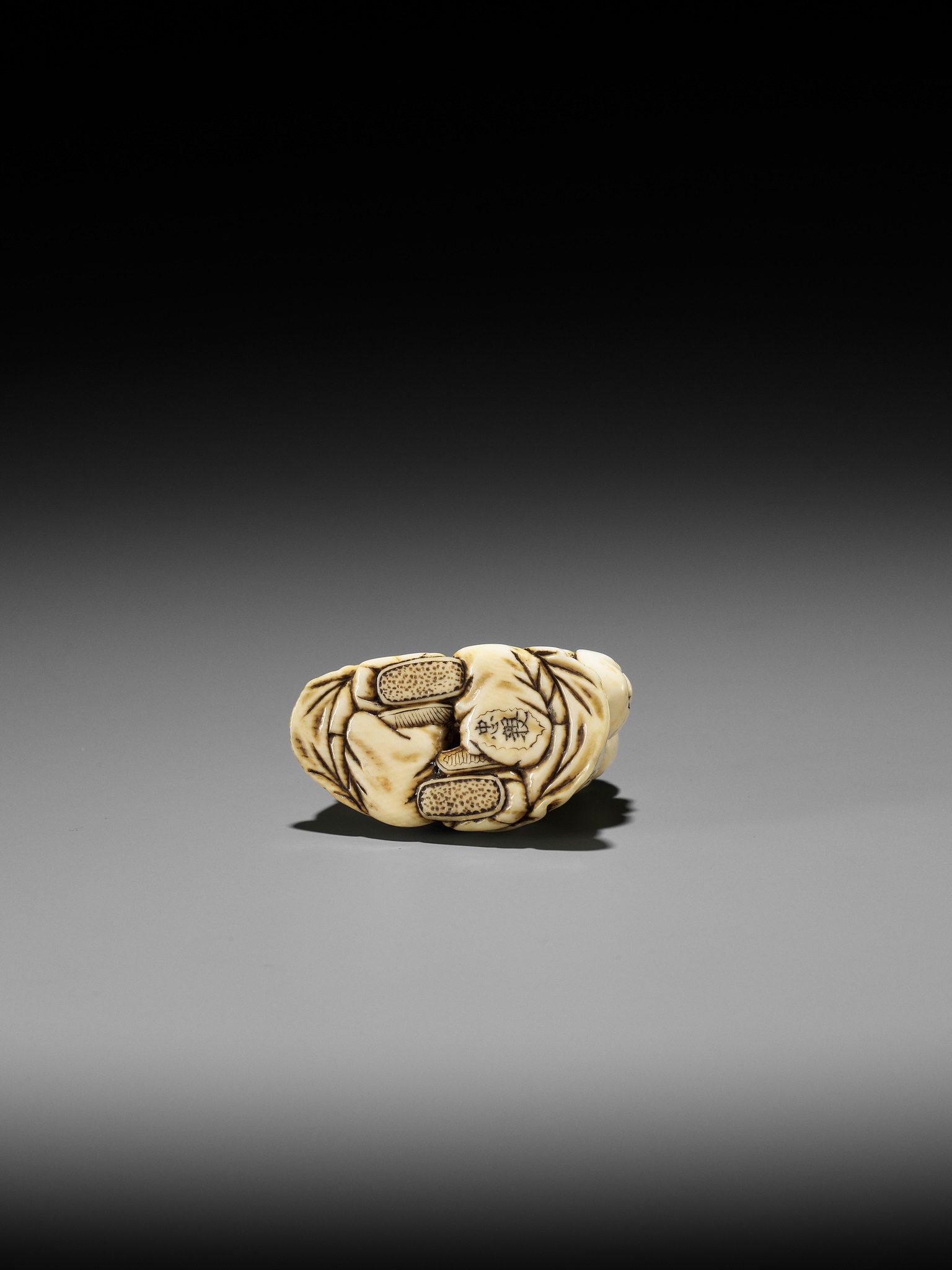 TADACHIKA: AN IVORY NETSUKE OF TWO PLAYING KARAKO - Image 8 of 10