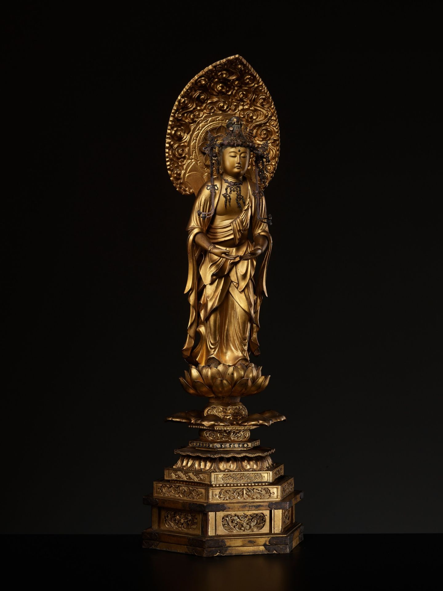 A GILT WOOD FIGURE OF KANNON BOSATSU - Image 2 of 13