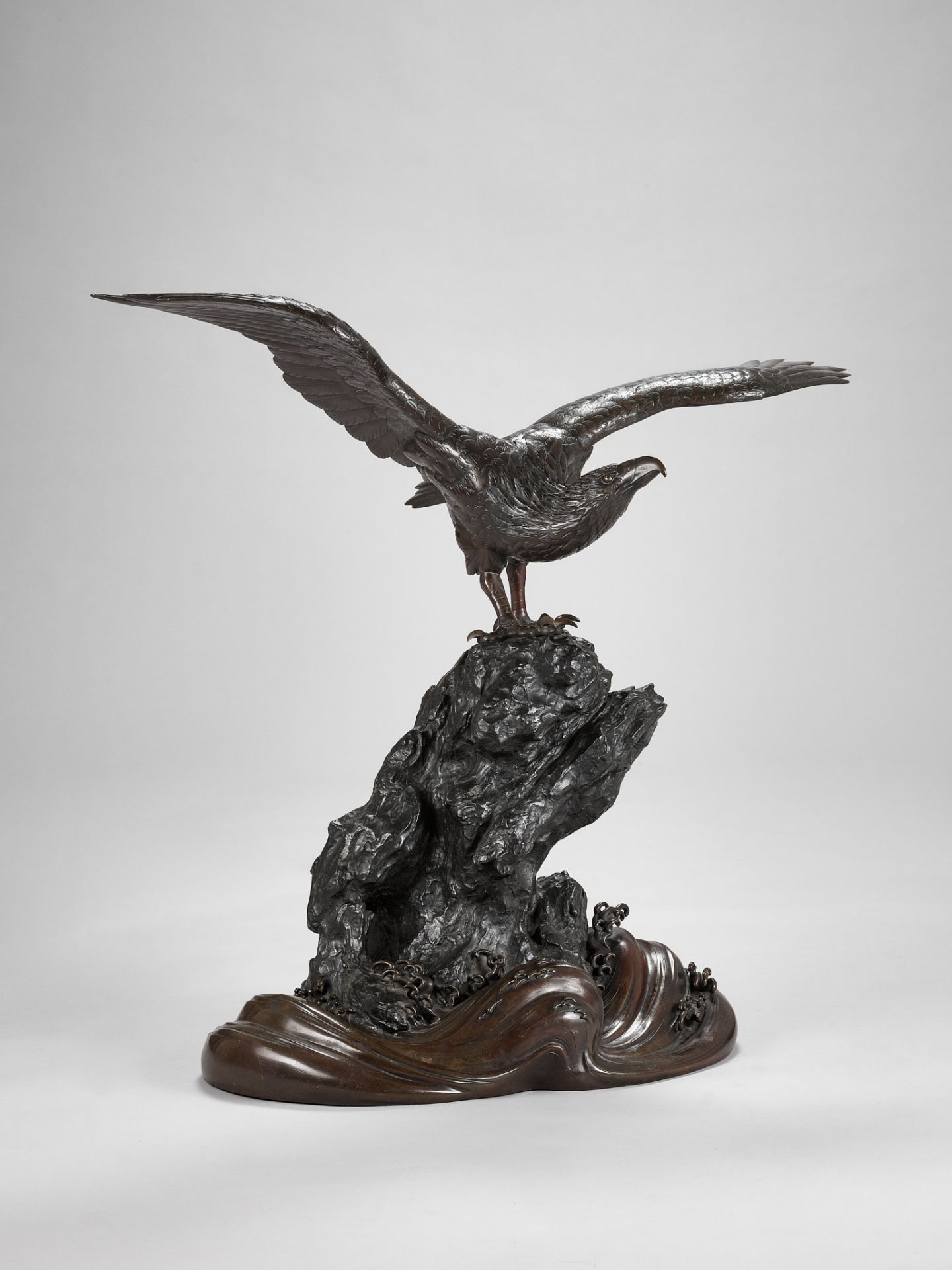 GENRYUSAI SEIYA: A VERY LARGE AND IMPRESSIVE BRONZE OKIMONO OF AN EAGLE - Image 11 of 12