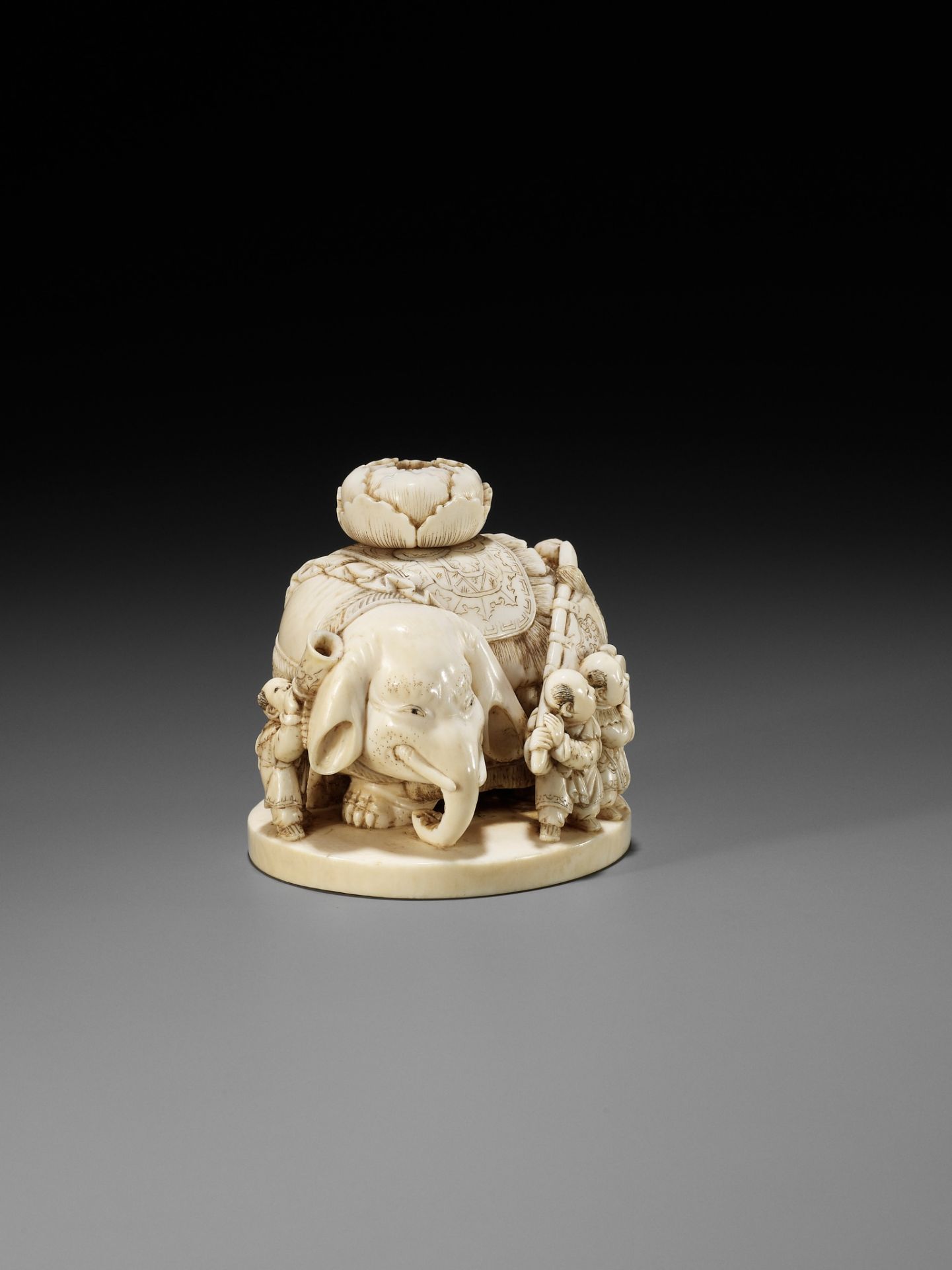 CHIKUYOSAI TOMOCHIKA: A LARGE IVORY OKIMONO NETSUKE OF AN ELEPHANT WITH A GROUP OF KARAKO - Image 4 of 14