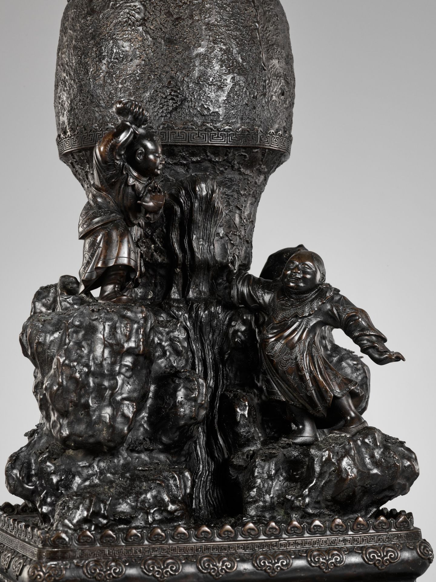 A MASSIVE BRONZE KORO (CENSER) DEPICTING THE STORY OF SHIBA ONKO - Image 10 of 11