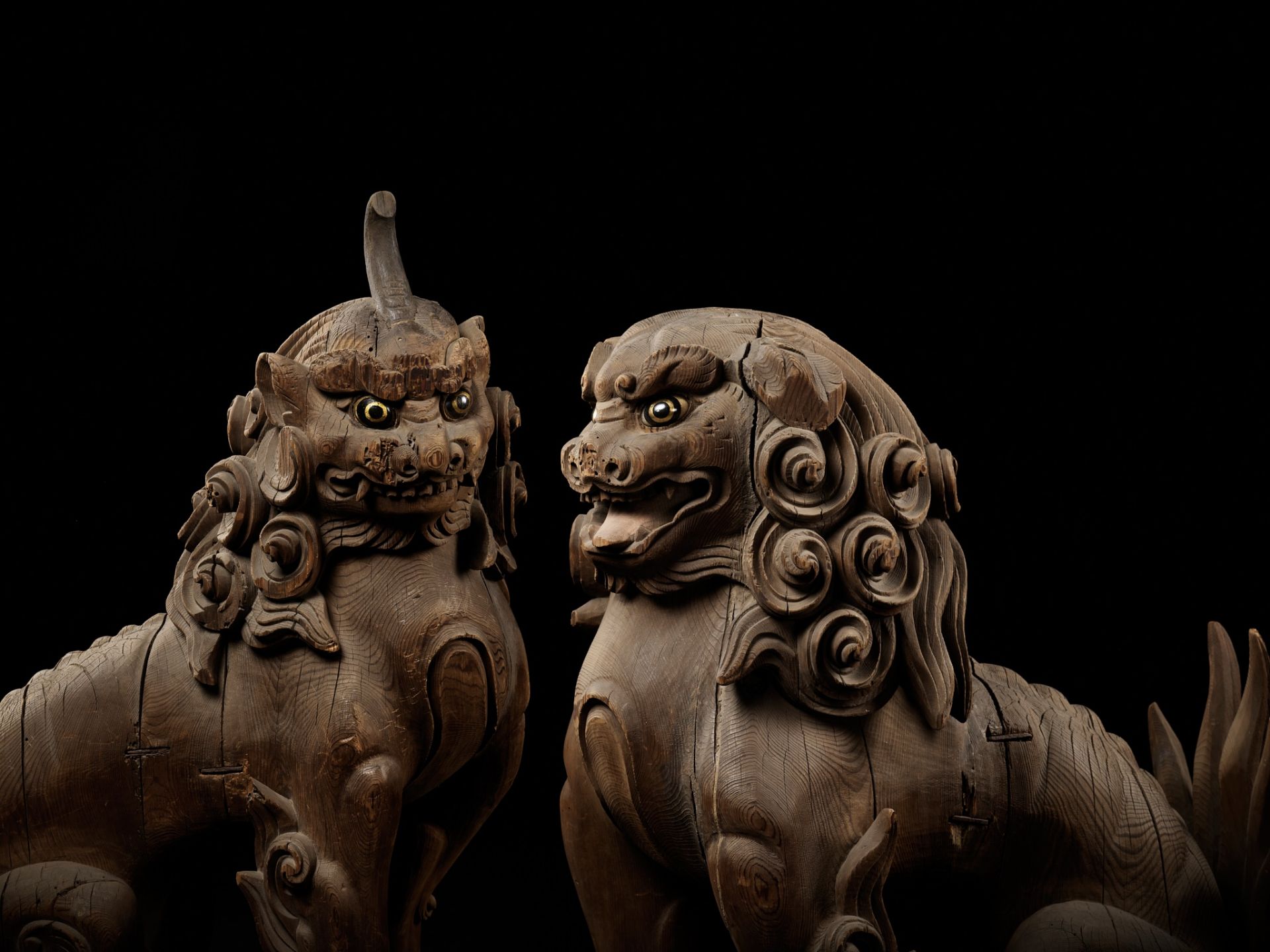 A PAIR OF WOOD KOMAINU (KOREAN GUARDIAN DOGS), MUROMACHI PERIOD - Bild 2 aus 12