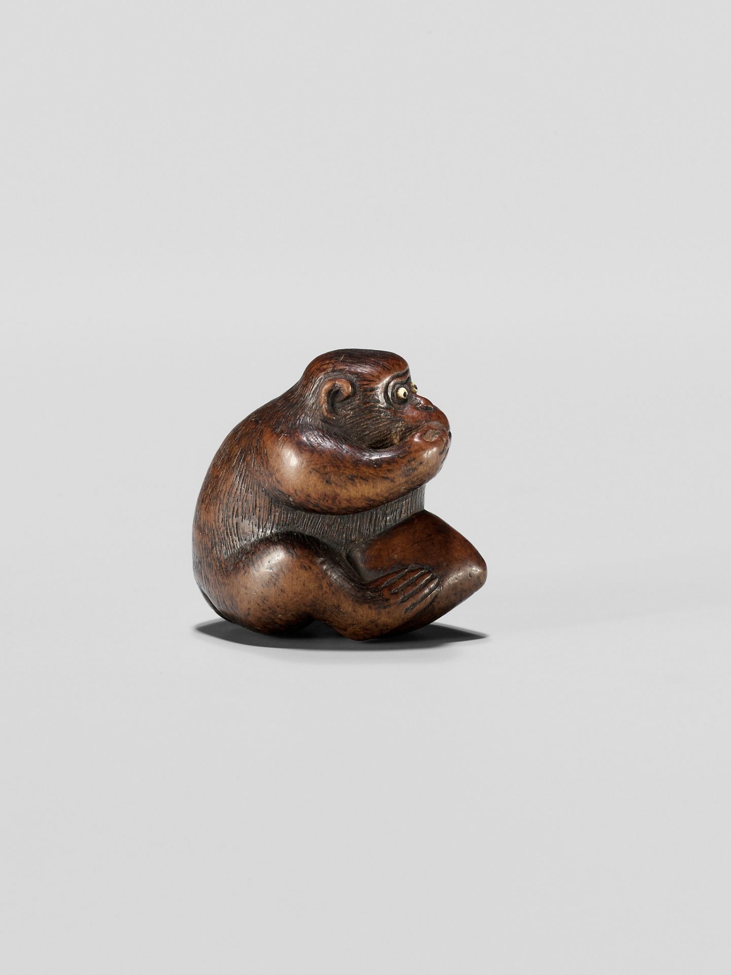 A WOOD NETSUKE OF A MONKEY EATING A PEACH, ATTRIBUTED TO MIWA - Image 9 of 12