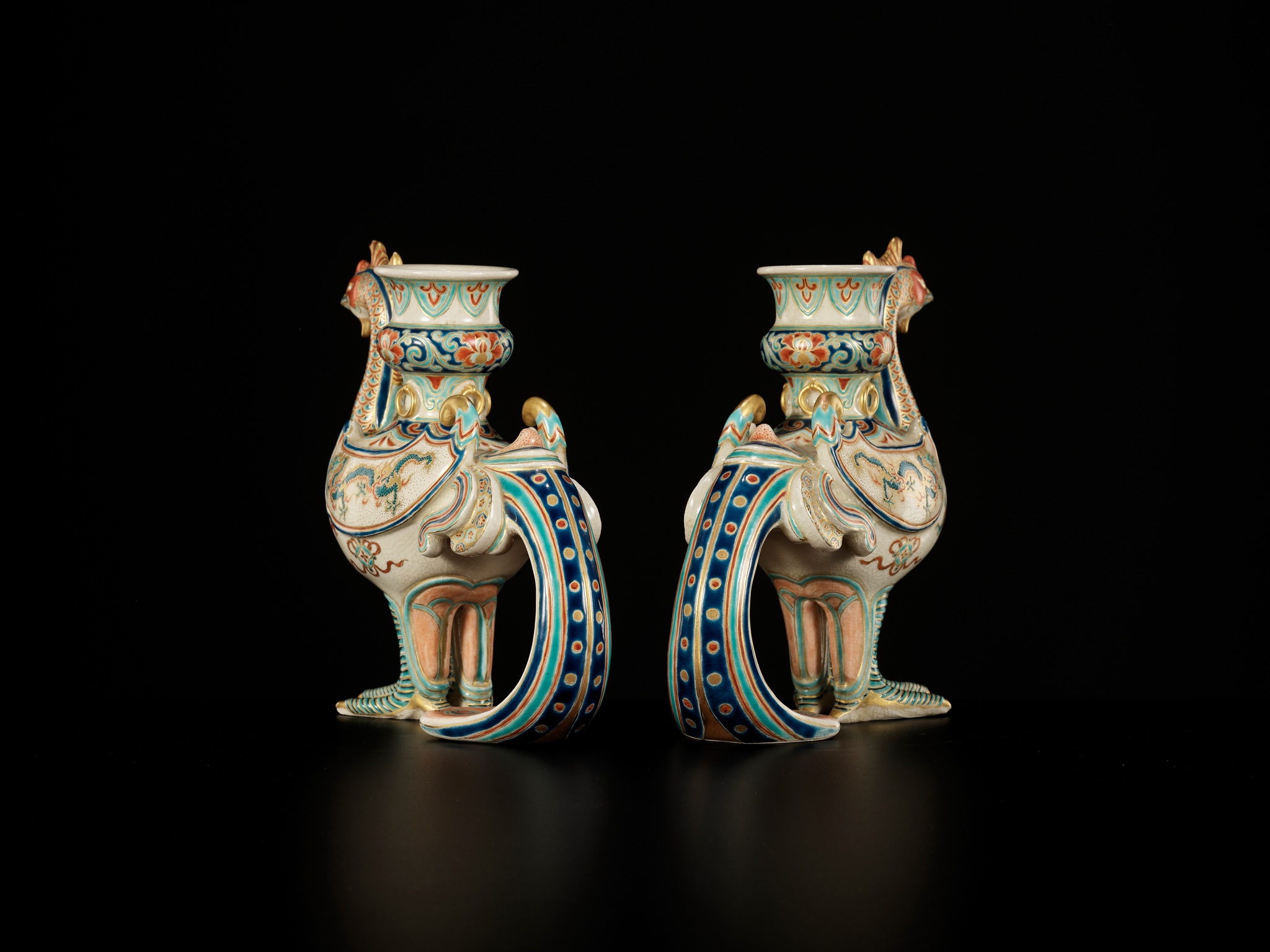 MAKUZU KOZAN: A SUPERB PAIR OF PHOENIX-FORM EARTHENWARE CANDLESTICKS - Image 6 of 12