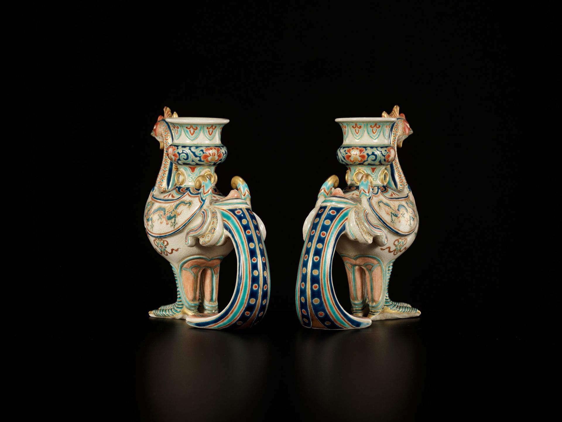 MAKUZU KOZAN: A SUPERB PAIR OF PHOENIX-FORM EARTHENWARE CANDLESTICKS - Image 6 of 12