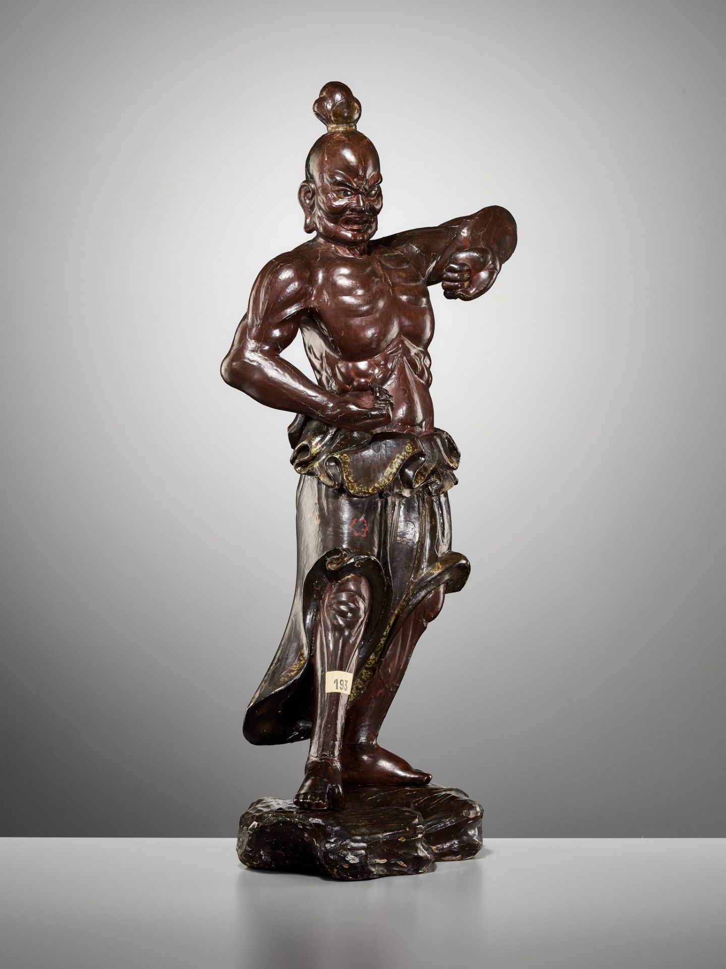 A LARGE AND IMPRESSIVE LACQUERED WOOD FIGURE OF A NIO GUARDIAN - Image 7 of 8