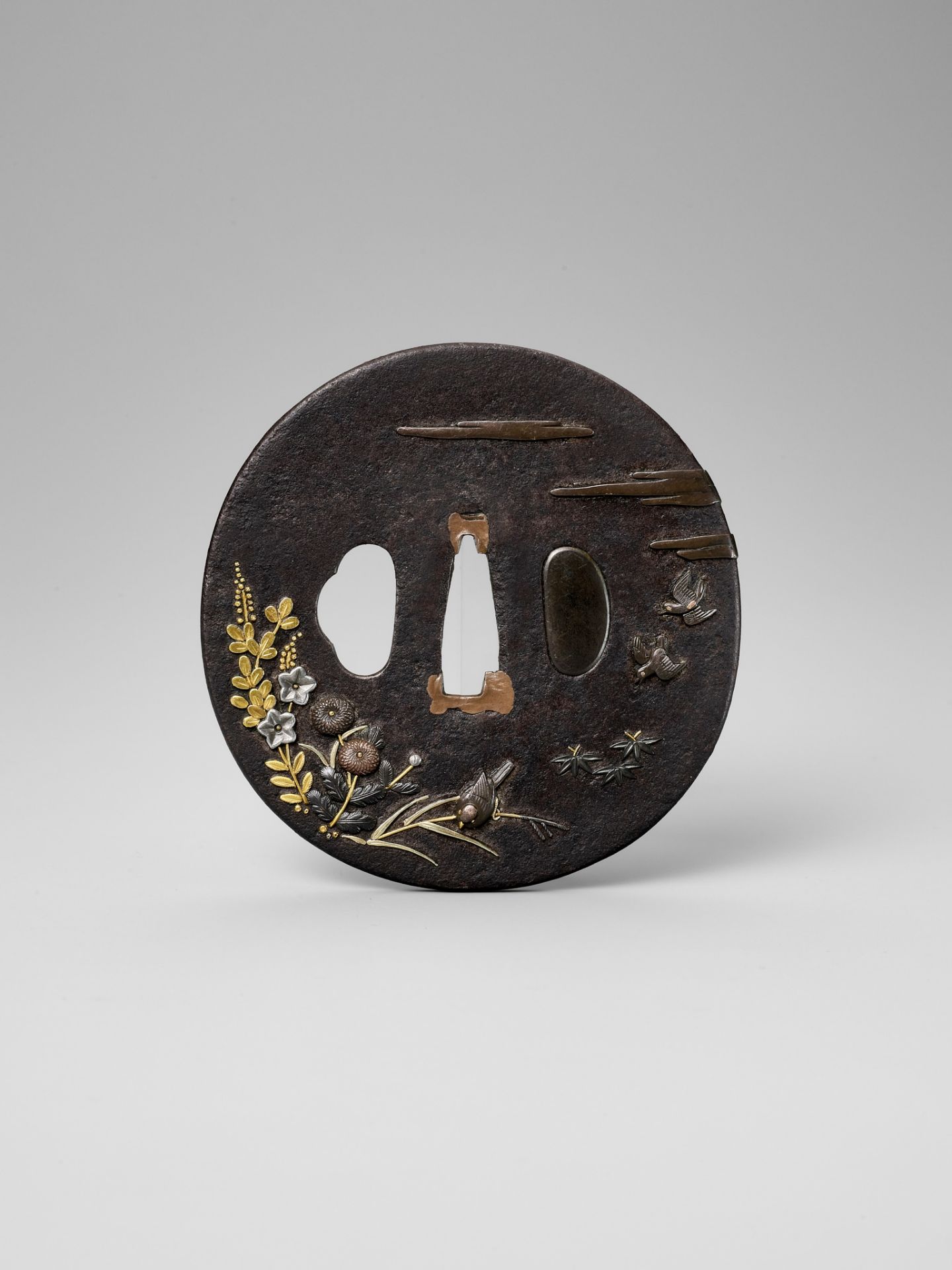 A SOTEN SCHOOL IRON TSUBA WITH BIRDS AND AUTUMN GRASSES - Bild 2 aus 4