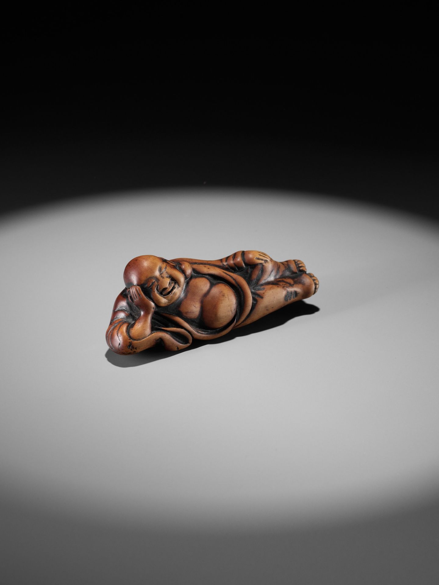 AN EARLY WOOD NETSUKE OF A RECLINING HOTEI - Image 7 of 9