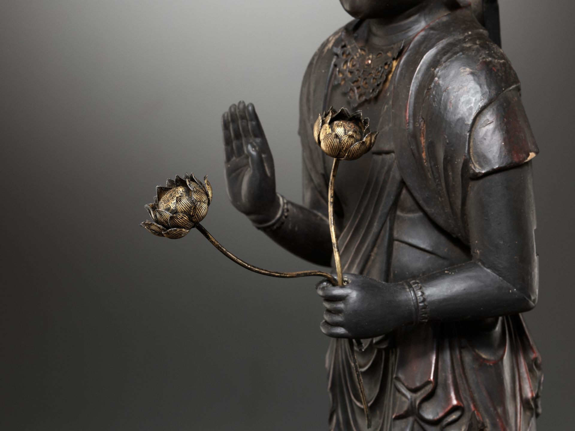 A GILT AND LACQUERED WOOD FIGURE OF KANNON BOSATSU HOLDING LOTUS BLOSSOMS - Image 3 of 18