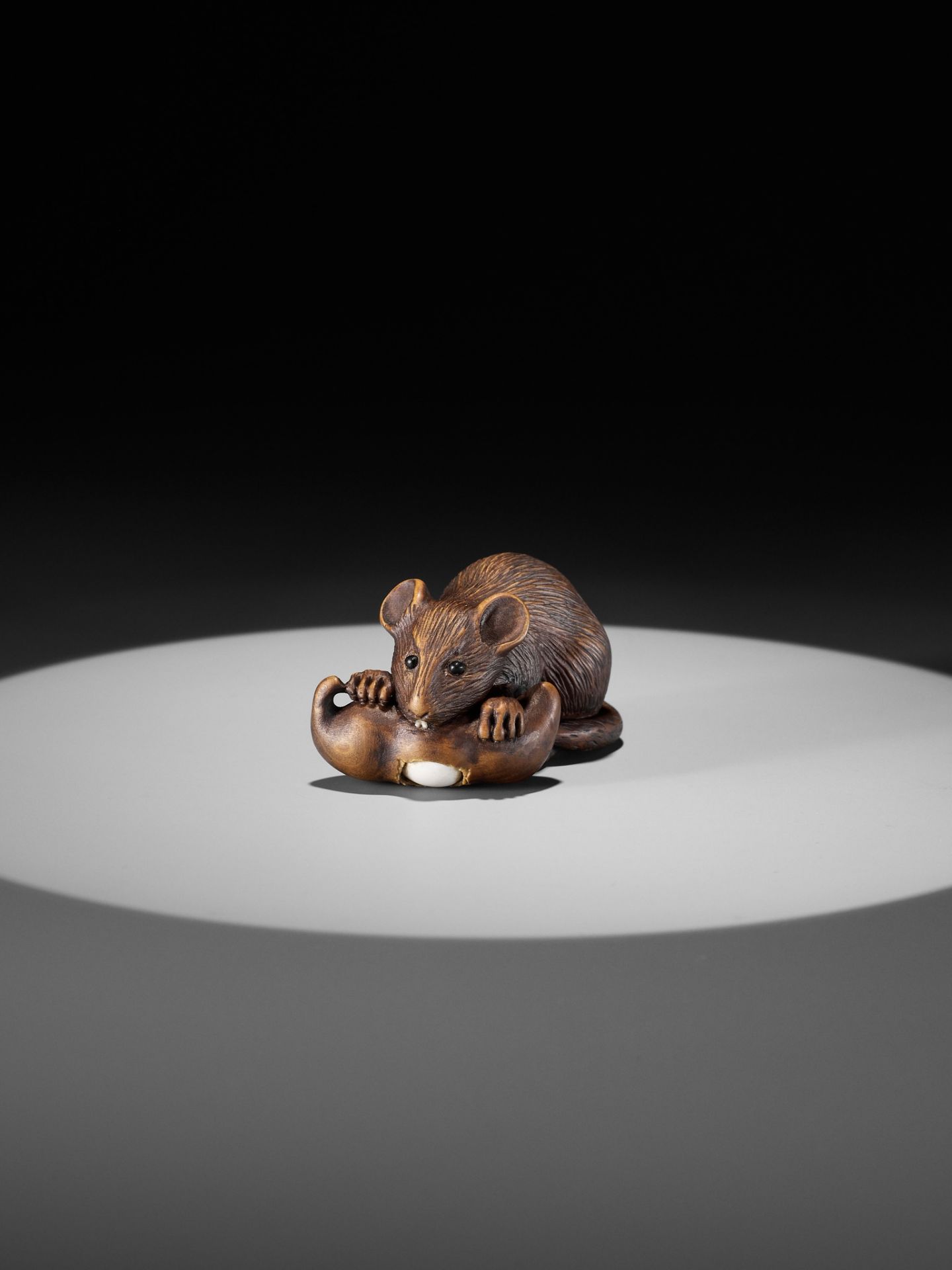 ALEXANDER DERKACHENKO: A WOOD NETSUKE OF A RAT WITH A BEAN-POD - Image 8 of 11