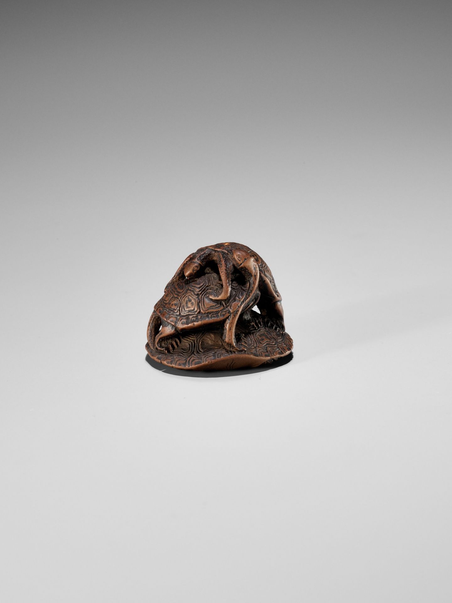 SEIGYOKU: A WOOD NETSUKE OF THREE TURTLES IN A PYRAMID - Image 6 of 11