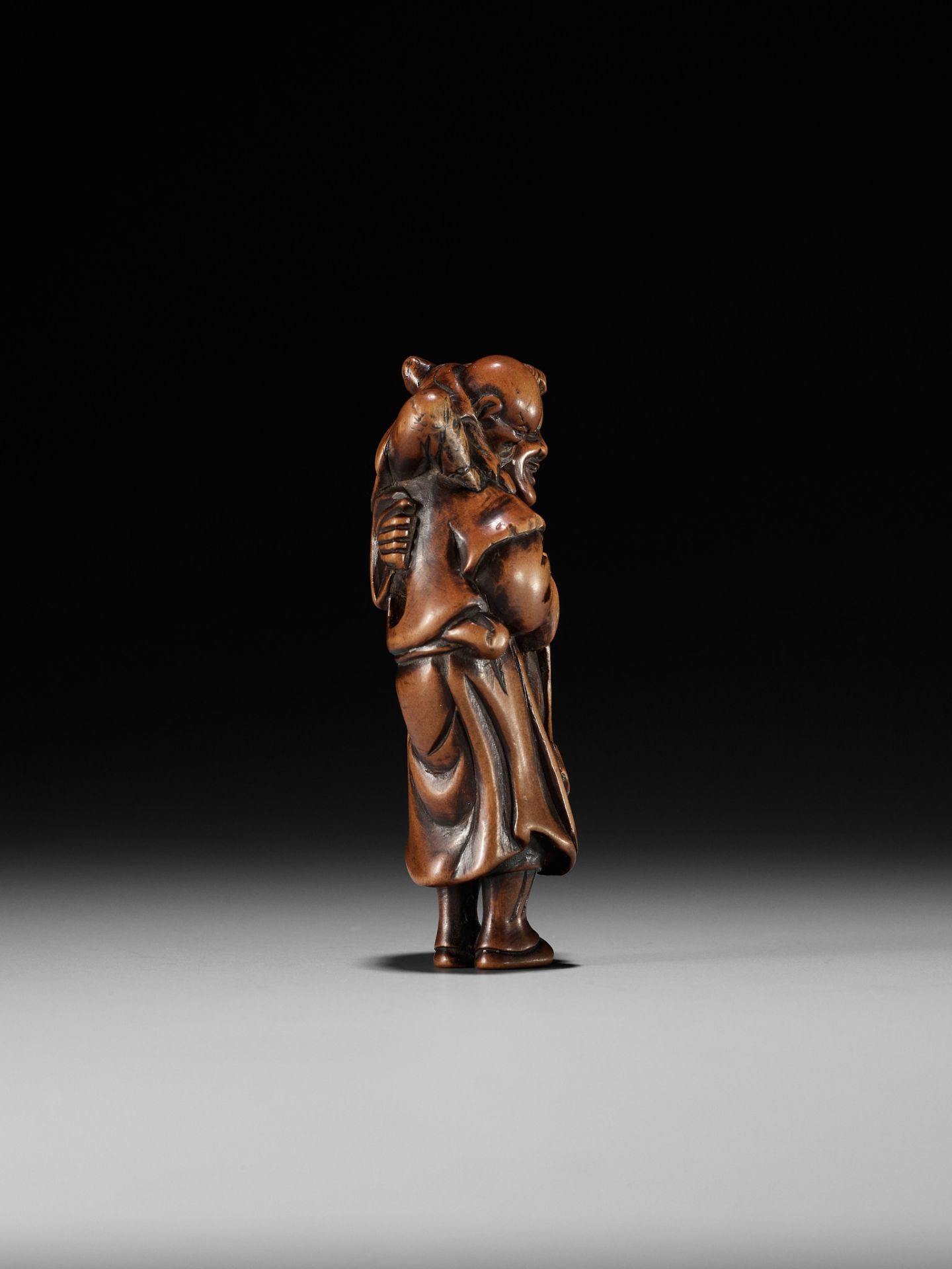 A WOOD NETSUKE OF A DUTCHMAN WITH CHILD - Image 7 of 10