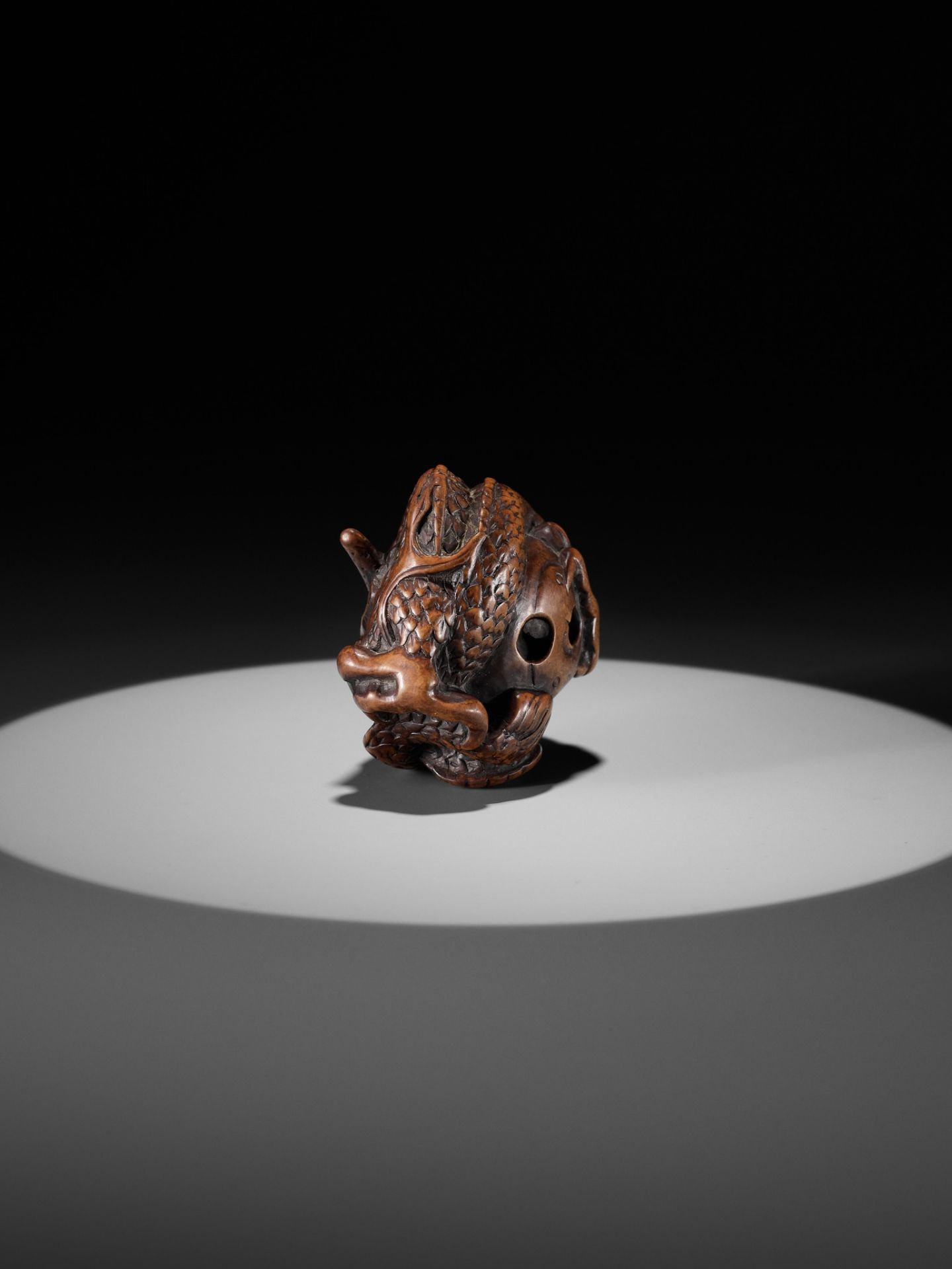 A WOOD NETSUKE OF A COILED DRAGON WITH TAMA - Image 6 of 9