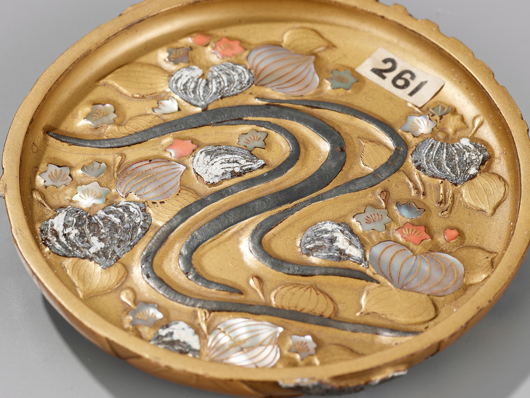A FINE RINPA-STYLE INLAID LACQUER KOGO (INCENSE BOX) WITH CAMELLIA BLOSSOMS - Image 5 of 9