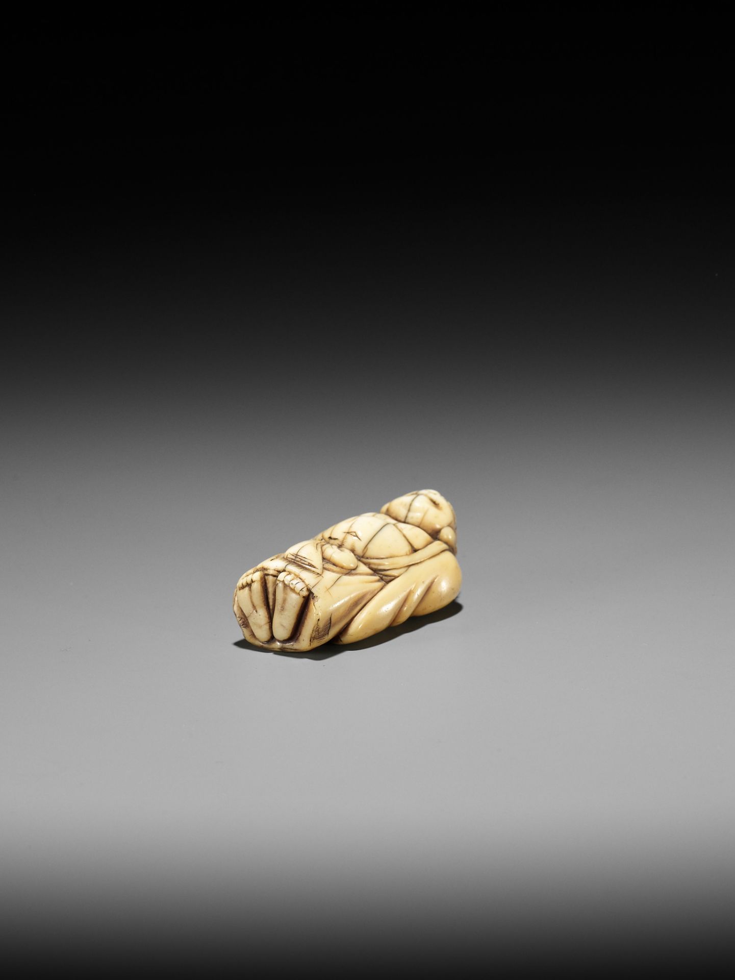 TOMO: AN EARLY OSAKA SCHOOL IVORY NETSUKE OF HOTEI - Image 8 of 10