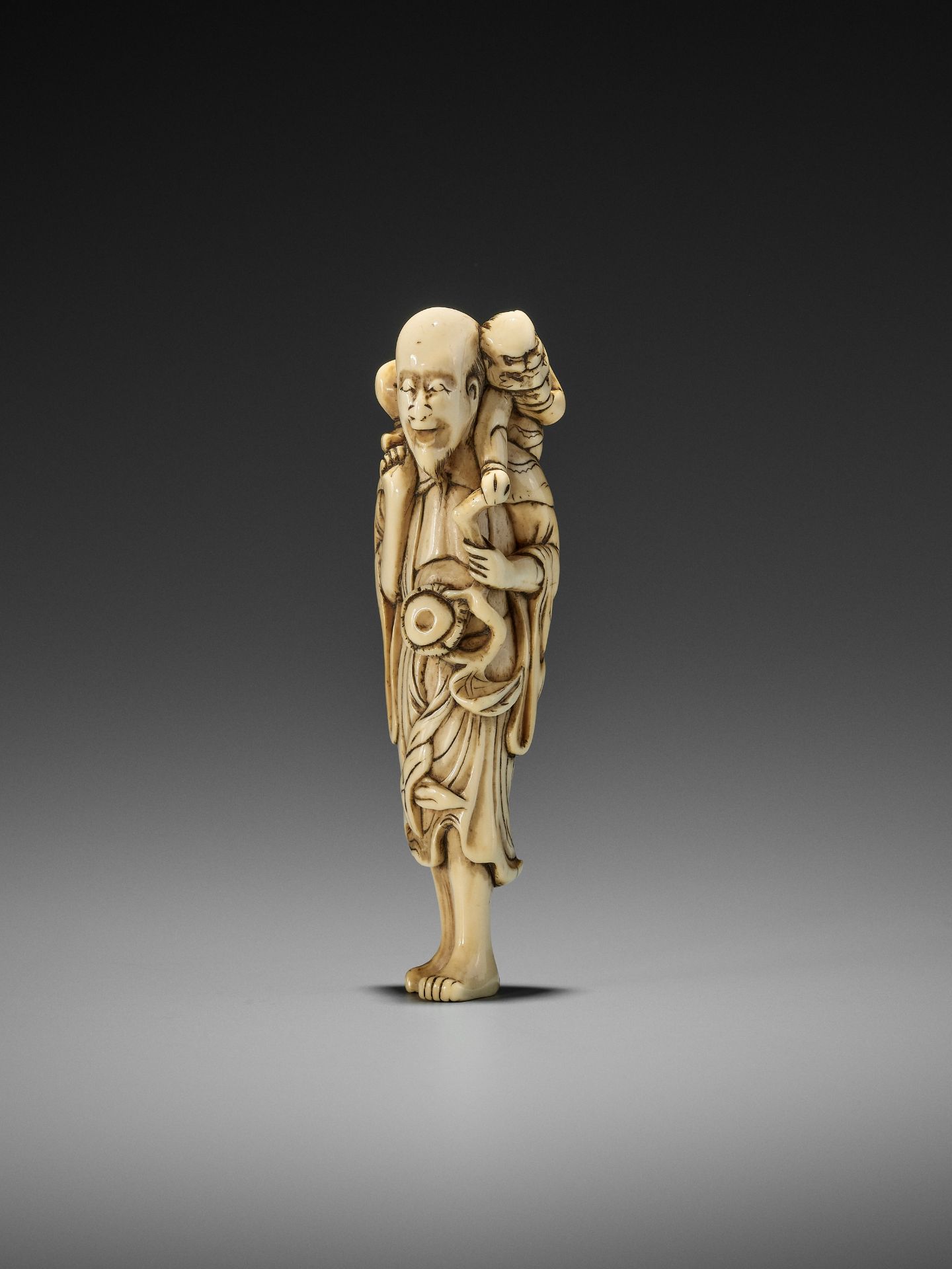 A RARE IVORY NETSUKE OF A SENNIN WITH ONI - Image 4 of 9