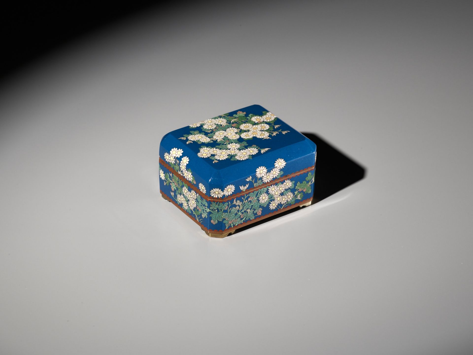 GONDA HIROSUKE: A CLOISONNÃ‰ ENAMEL BOX AND COVER - Image 5 of 9