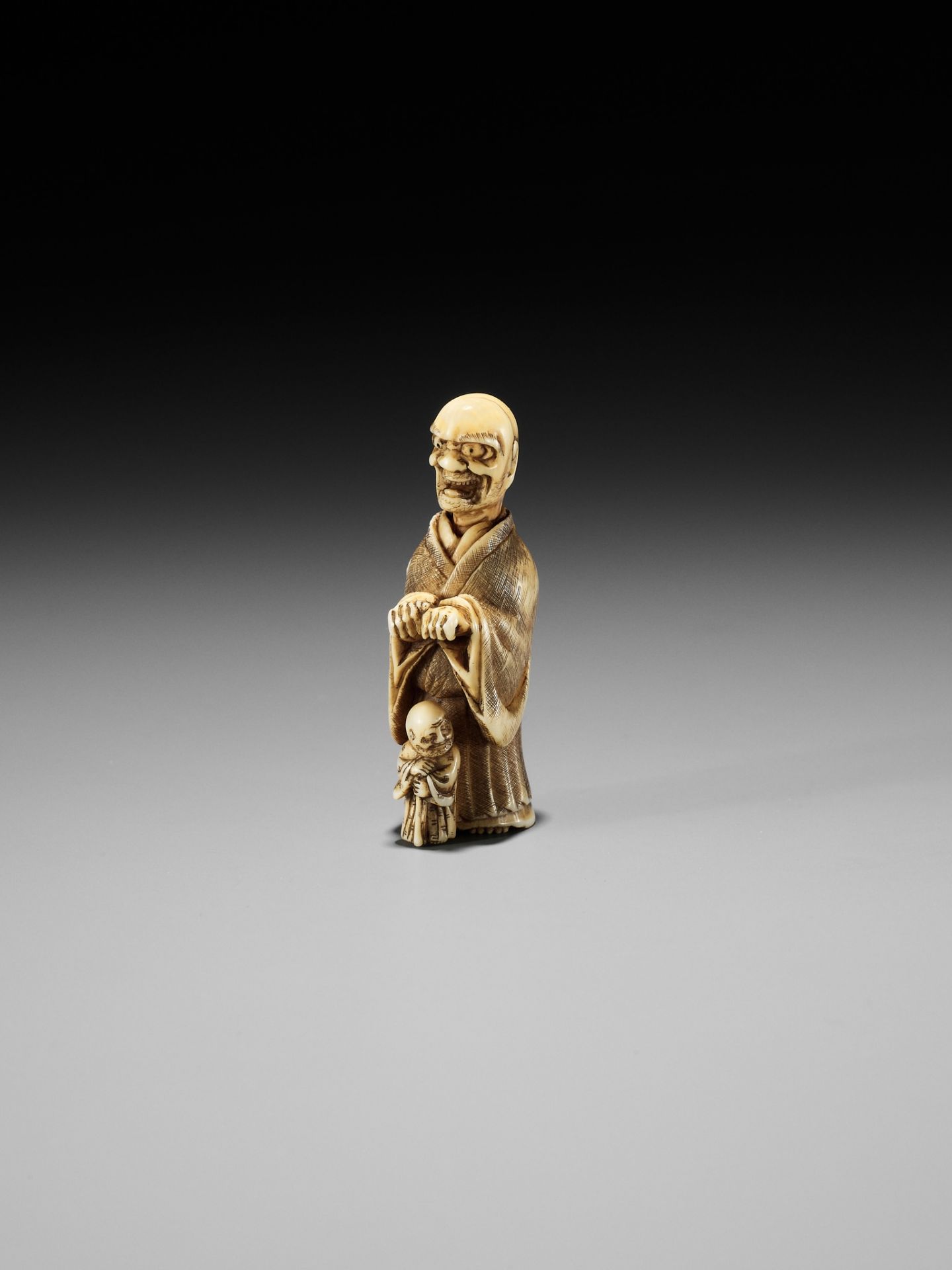 SHURAKU: A RARE IVORY NETSUKE OF A ROKUROKUBI SCARING A BLIND MAN - Bild 7 aus 14