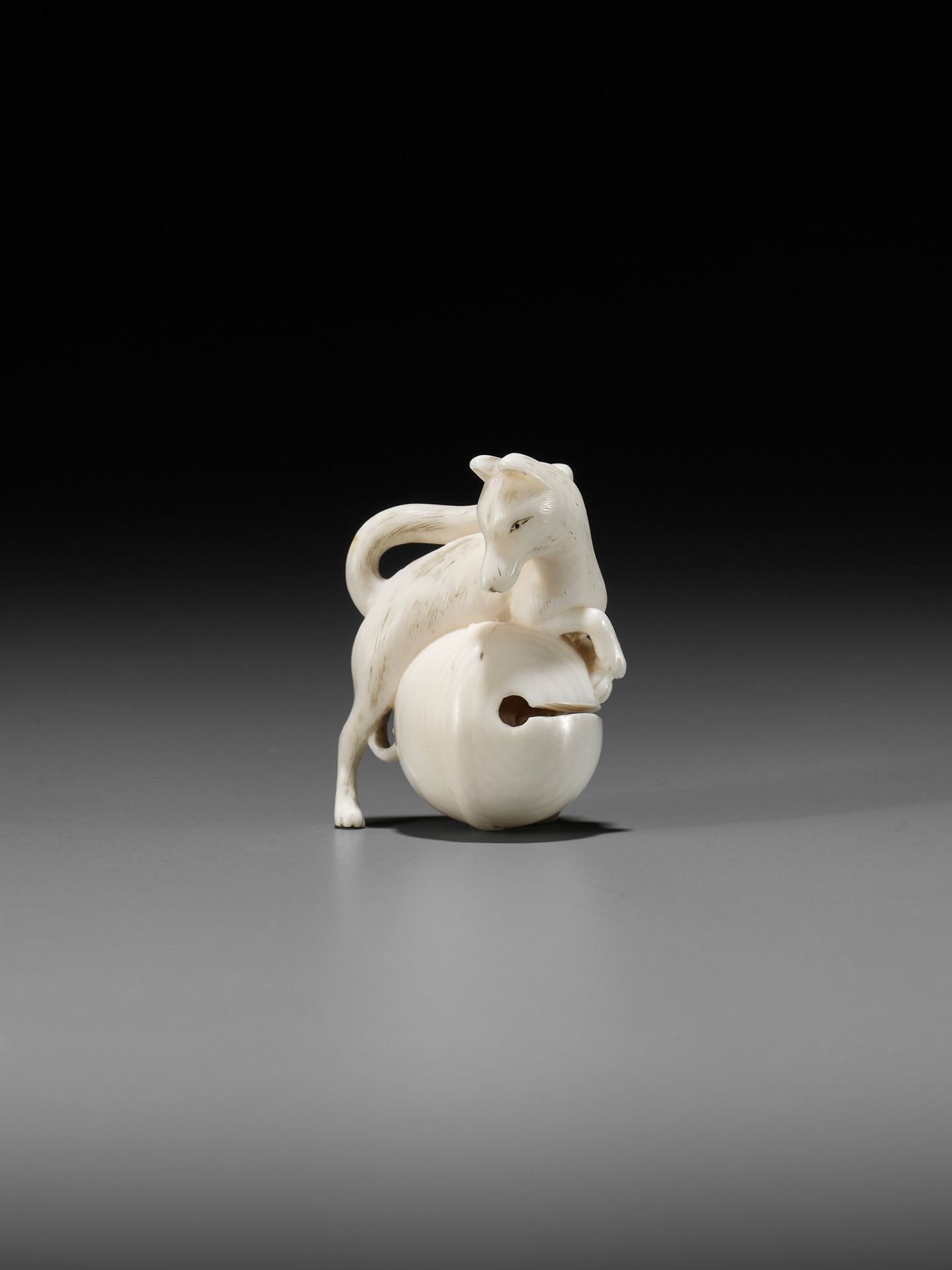 RANTEI: A FINE IVORY NETSUKE OF A FOX WITH TEMPLE BELL - Image 9 of 12