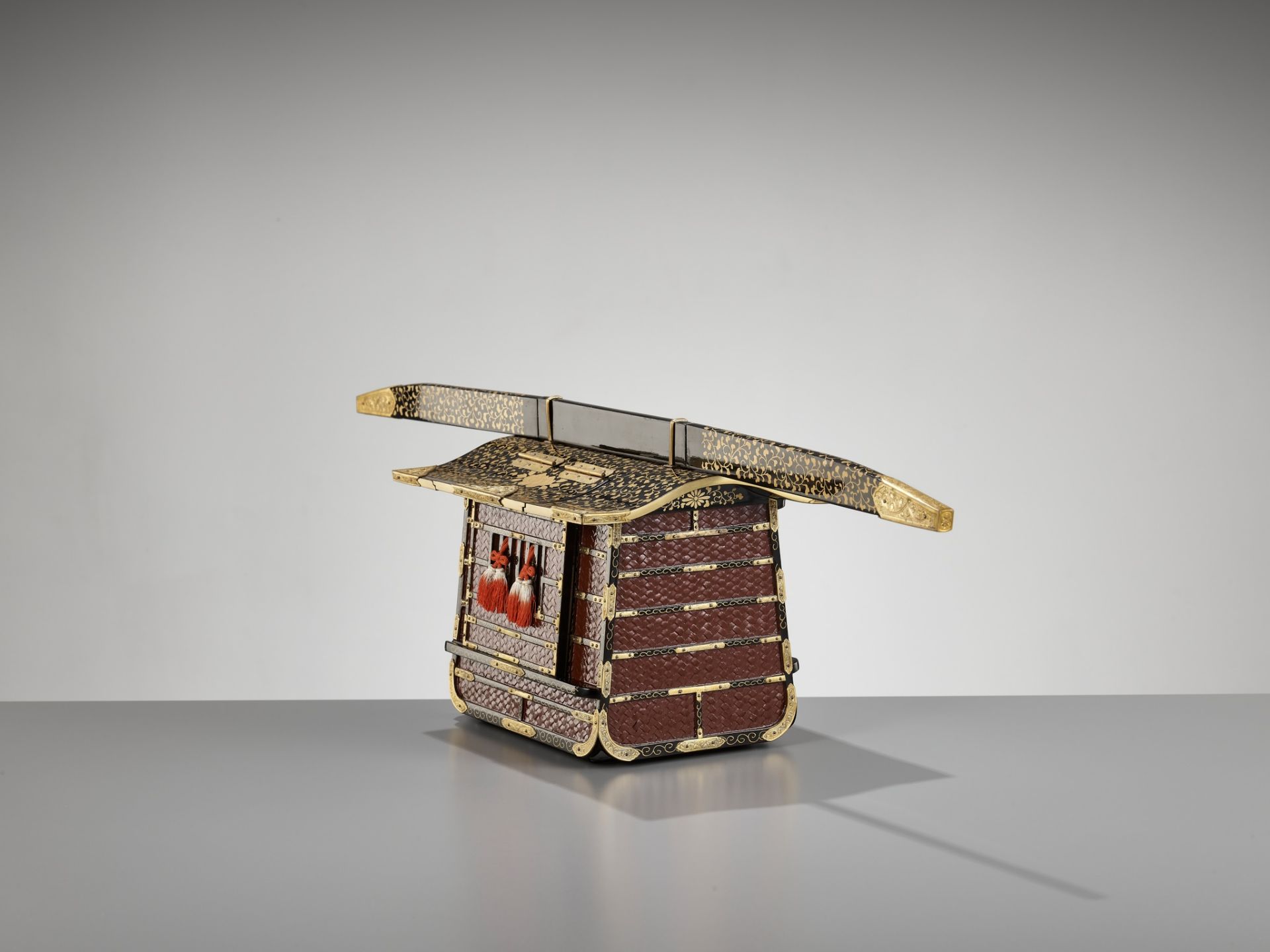 A LACQUER MINIATURE KAGO (PALANQUIN) - Image 11 of 14