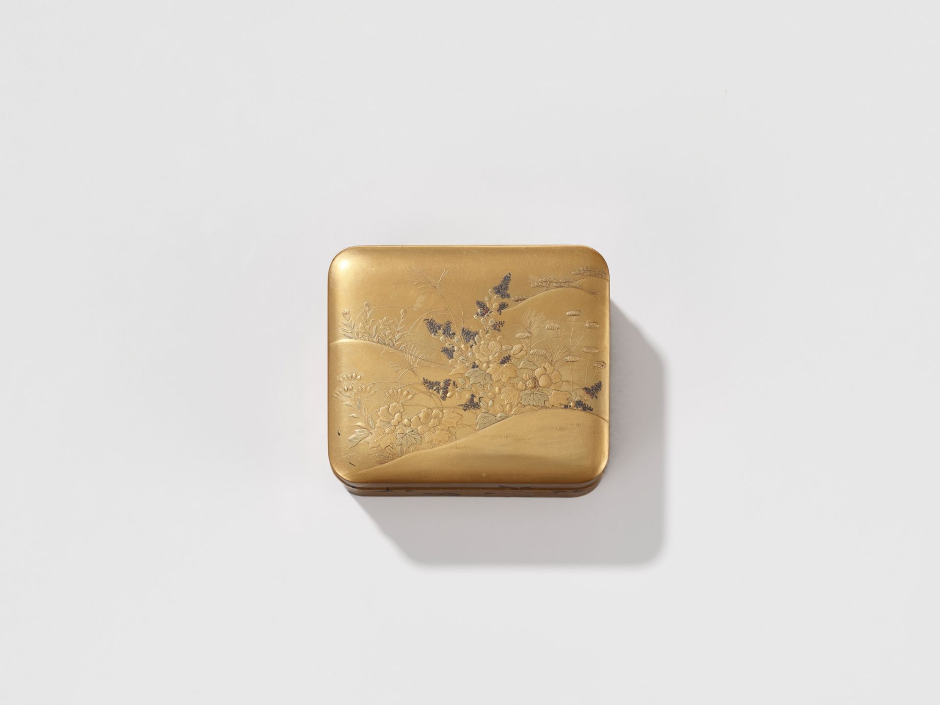 A LACQUER KOBAKO (SMALL BOX) AND COVER WITH AUTUMN FLOWERS - Image 6 of 10