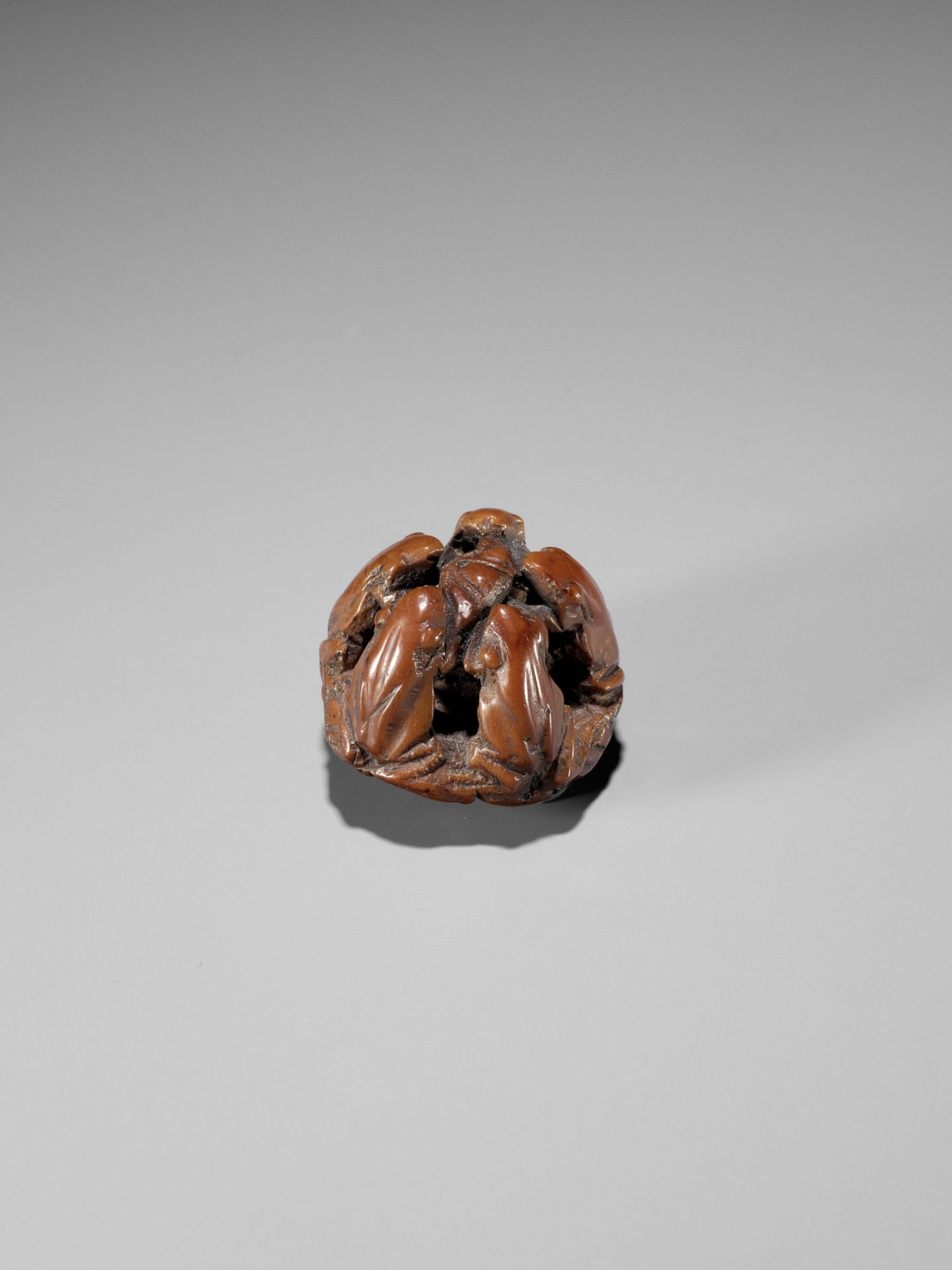 A RARE NUT NETSUKE OF FIVE FROGS ON A LOTUS LEAF, ATTRIBUTED TO SEIMIN - Image 3 of 9
