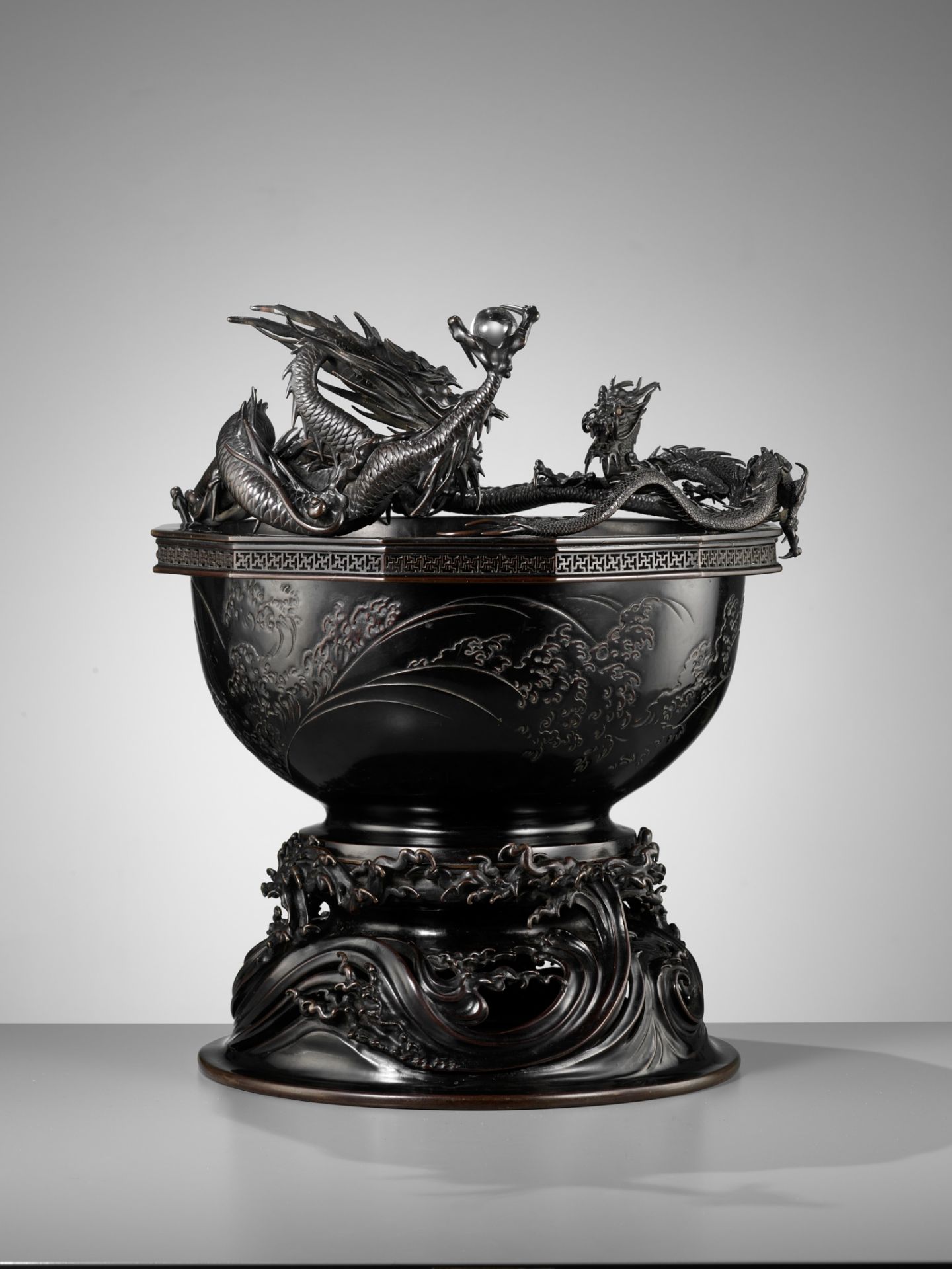 HIDEMITSU: A LARGE AND IMPRESSIVE BRONZE BOWL WITH TWO DRAGONS - Image 11 of 16