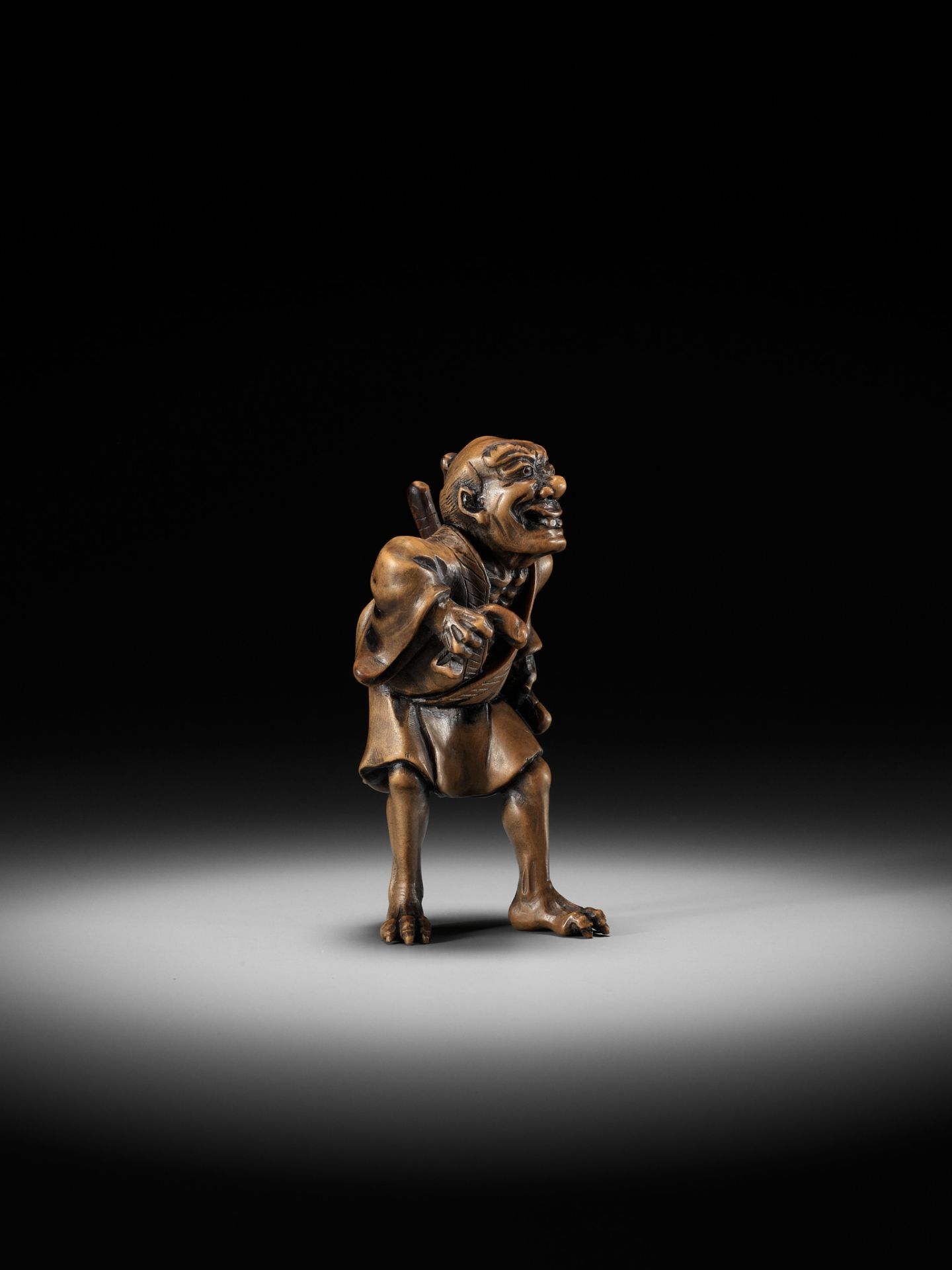 A HIGHLY UNUSUAL WOOD NETSUKE OF A SHAPESHIFTER - Image 7 of 10