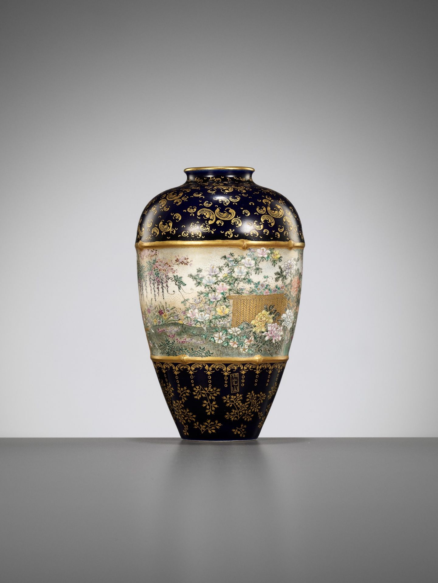 KINKOZAN: A FINE SATSUMA CERAMIC VASE WITH FLOWER MOTIF - Image 3 of 9