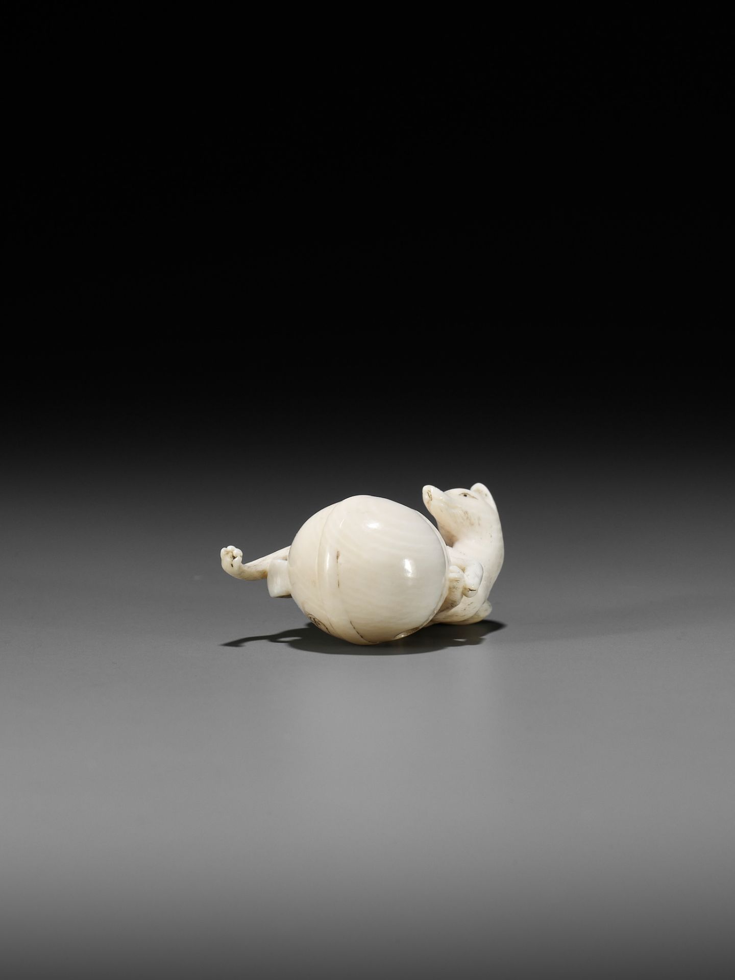 RANTEI: A FINE IVORY NETSUKE OF A FOX WITH TEMPLE BELL - Image 10 of 12