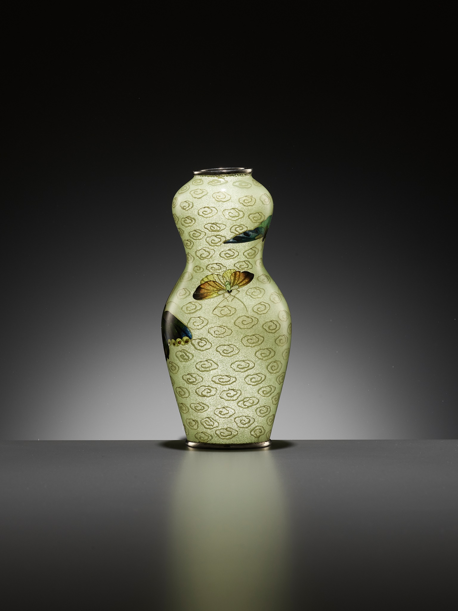 A FINE PLIQUE-Ã€-JOUR VASE WITH BUTTERFLIES - Image 12 of 18