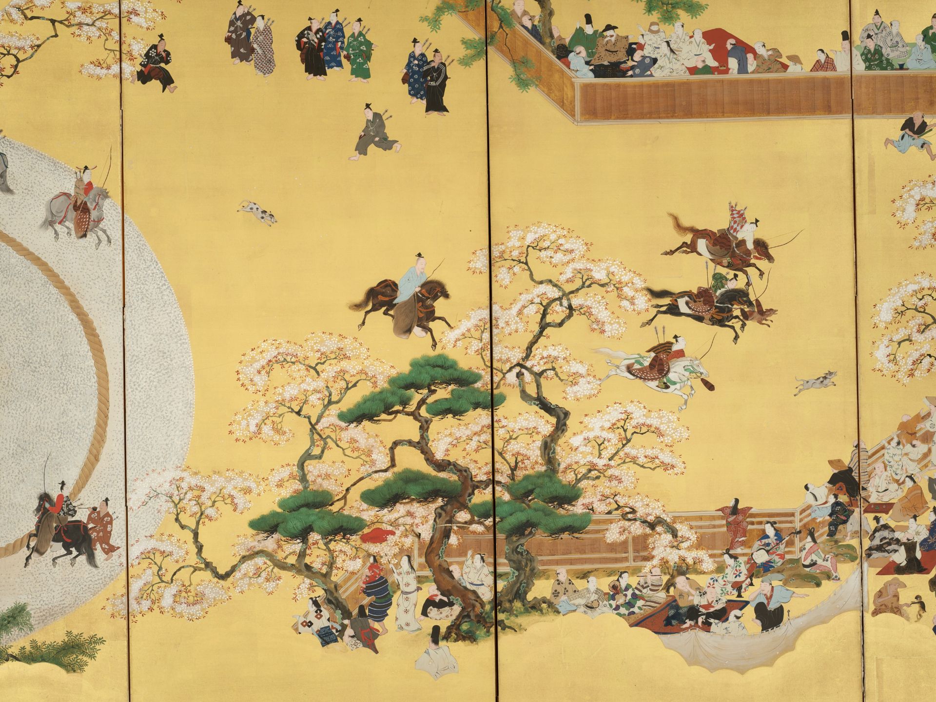 AN IMPRESSIVE PAIR OF SIX-PANEL BYOBU SCREENS DEPICTING A DOG-CHASING EVENT (INOUMONO) - Bild 4 aus 14