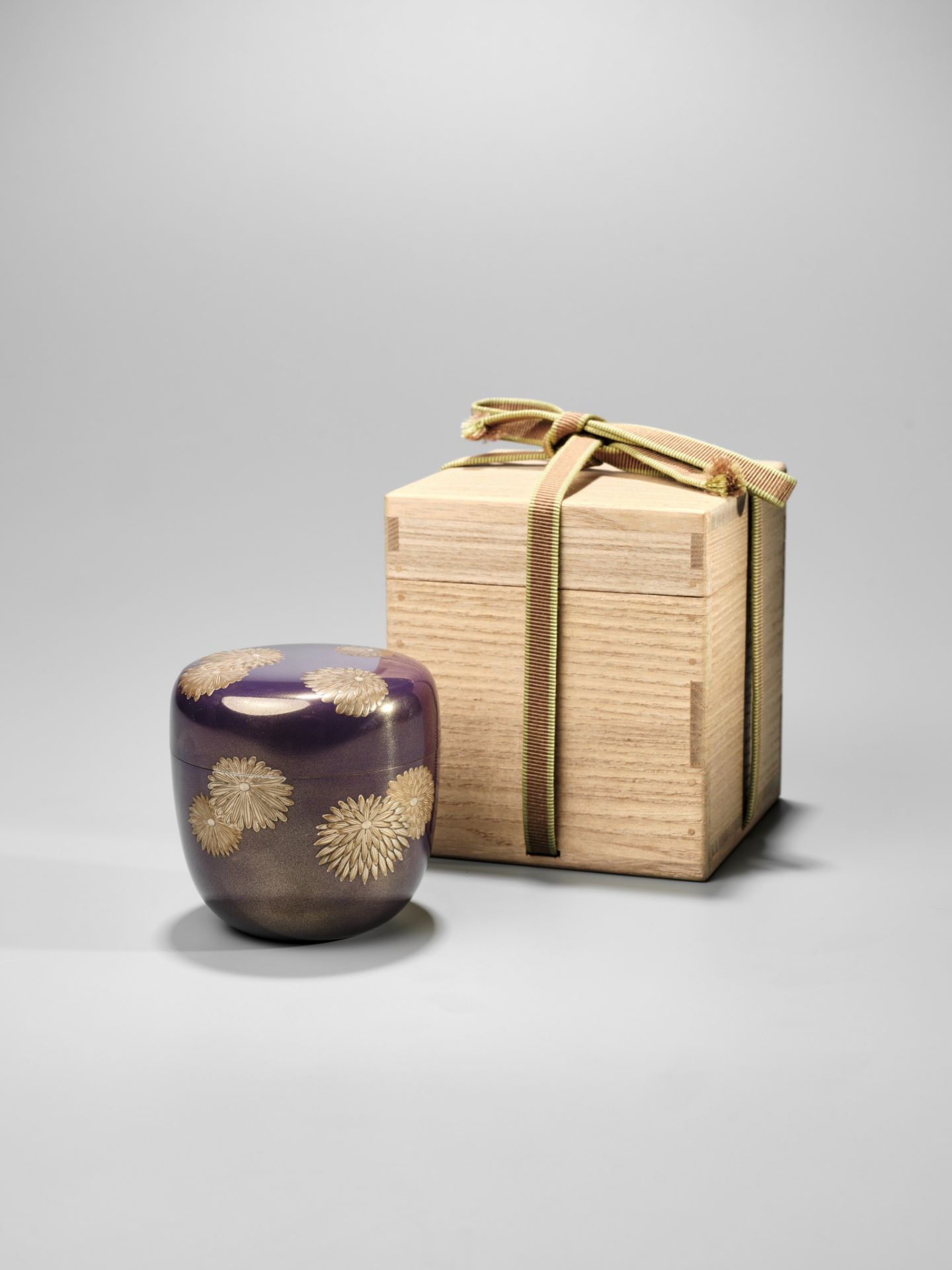 TAKESHI: A LACQUER NATSUME (TEA CADDY) WITH CHRYSANTHEMUM - Image 3 of 9