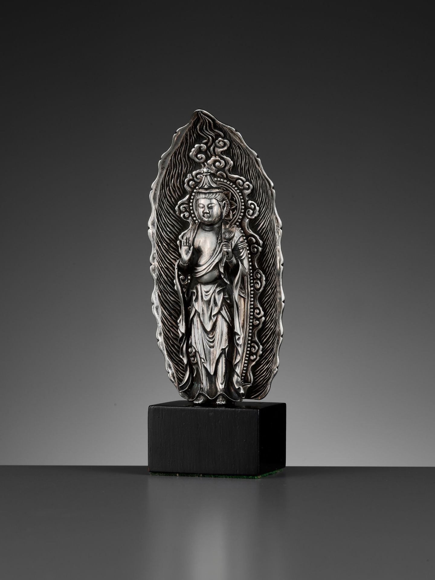 YASUCHIKA: A SUPERB AND VERY RARE SILVER FIGURE OF KANNON BOSATSU, DATED 1738 - Image 6 of 18